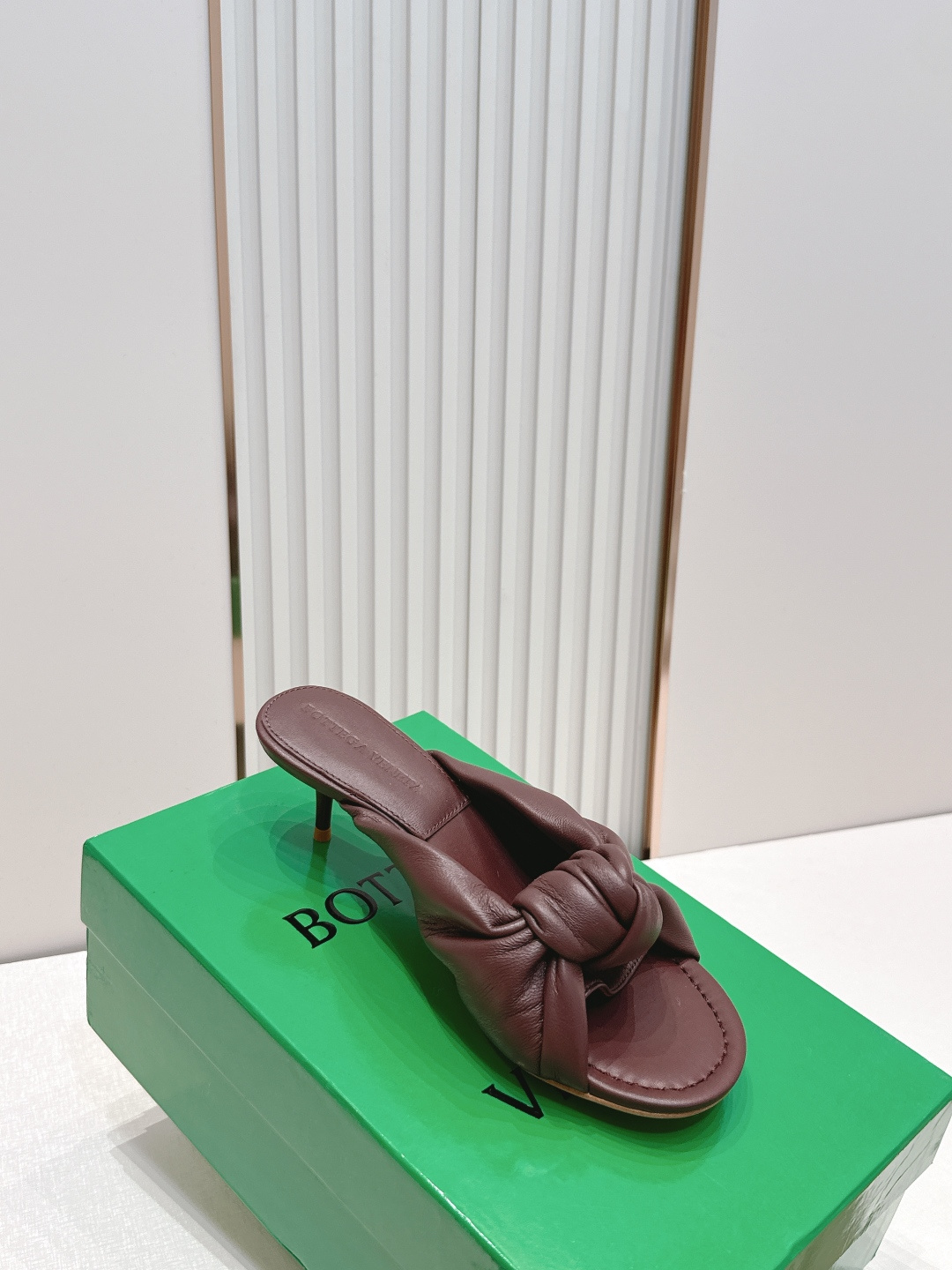 보테가 베네타(BOTTEGA VENETA) 체리 트위스트 뮬 힐 신발