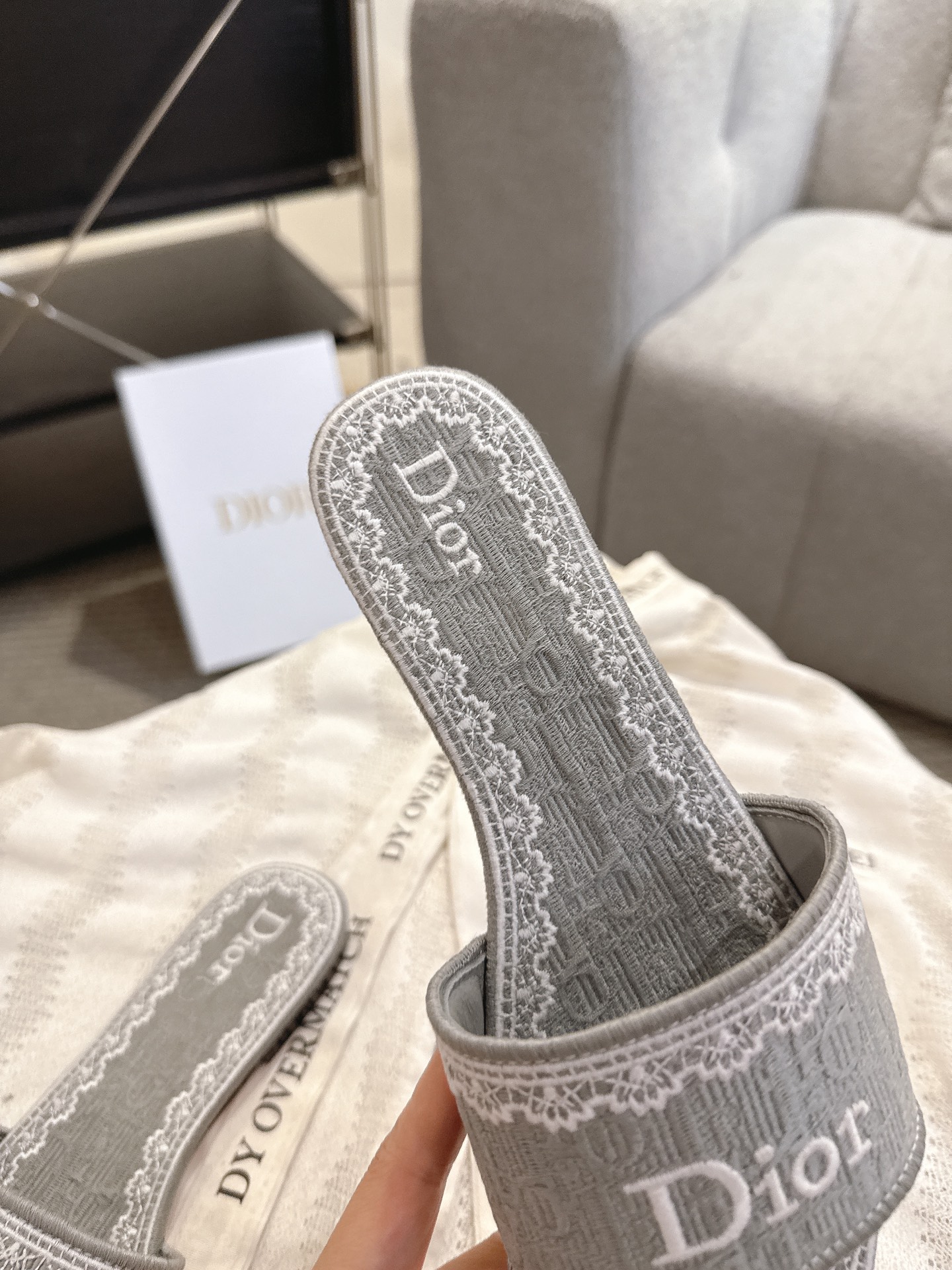 디올(DIOR) 플라워 자수 로고 슬라이드 슬리퍼