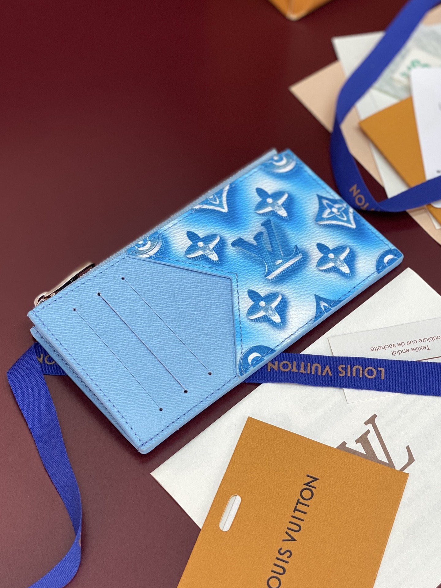[Louis Vuitton] LV 루이비통 타이가 모노그램 코인 카드 홀더 (코튼 블루) 지갑