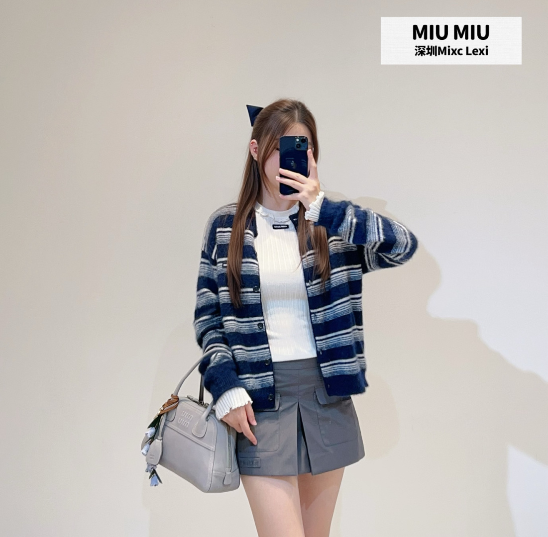 미우미우(MIUMIU) 스트라이프 하프넥 니트 가디건 상의 의류