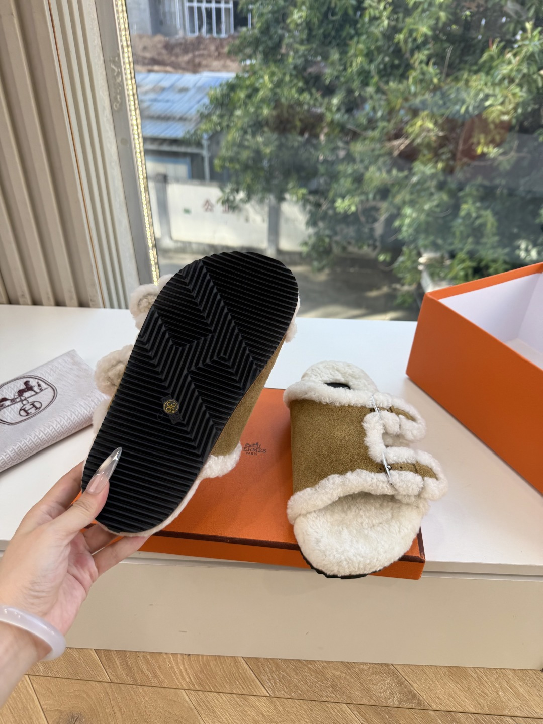 에르메스(HERMES) 시어링 퍼 뮬 슬리퍼 신발