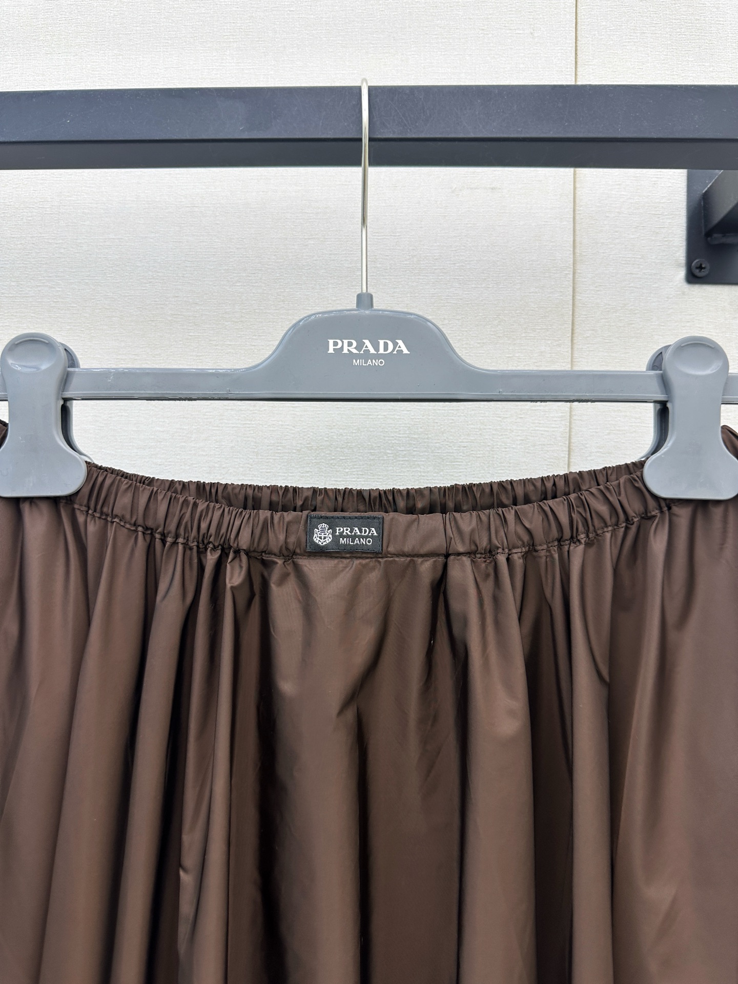 프라다(PRADA) 로고 패치 벨트 플레어 스커트 하의 의류