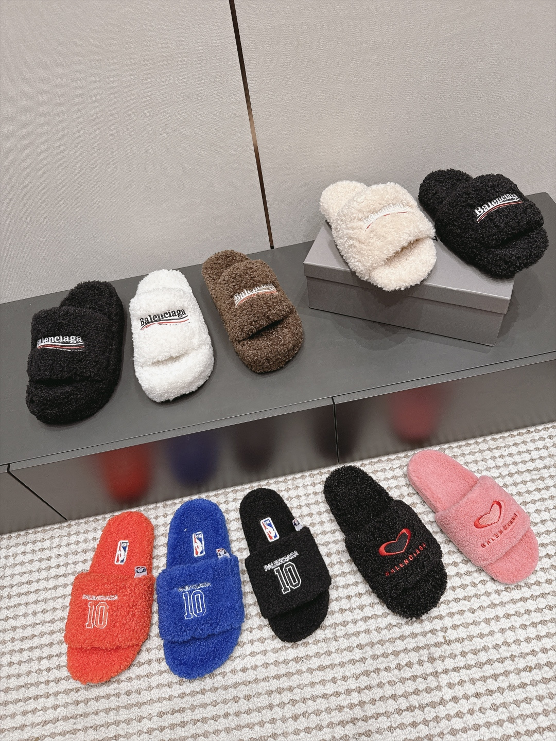 발렌시아가(BALENCIAGA) 퍼 플랫폼 슬리퍼 신발