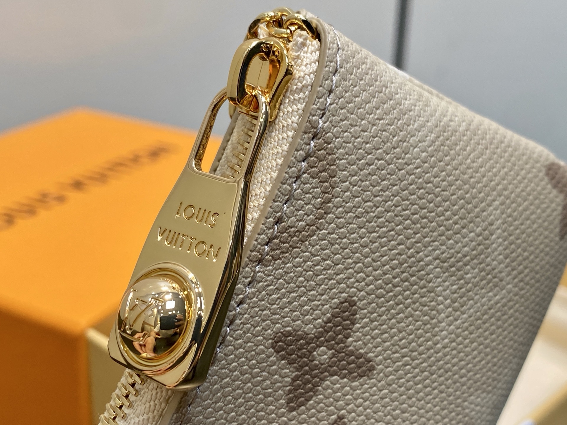 [Louis Vuitton] LV 루이비통 모노그램 서플러스 포쉐트 클레 (에이프리콧 그레이) 지갑