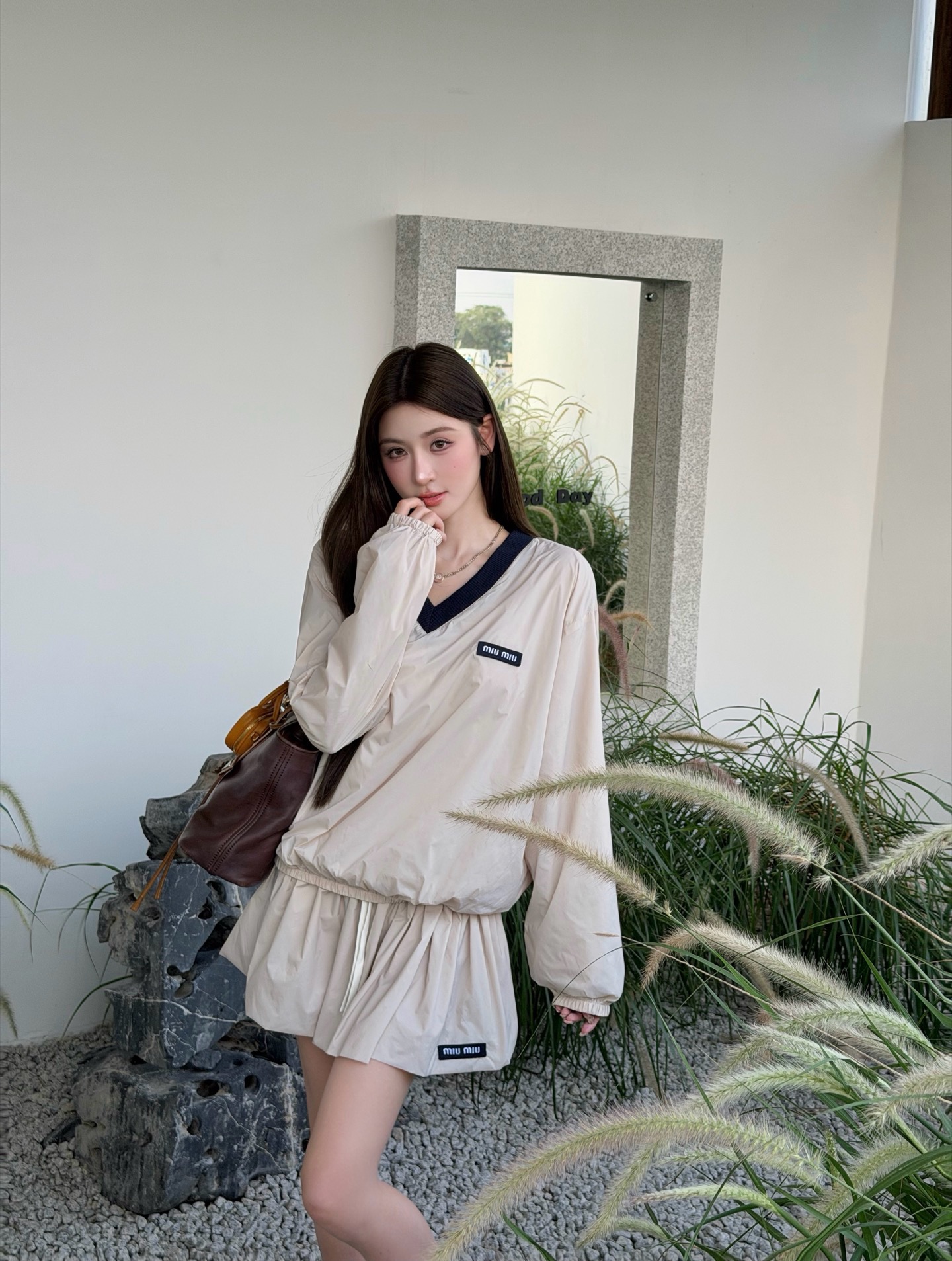 미우미우(MIU MIU) 배색 브이넥 나일론 맨투맨 상의 의류
