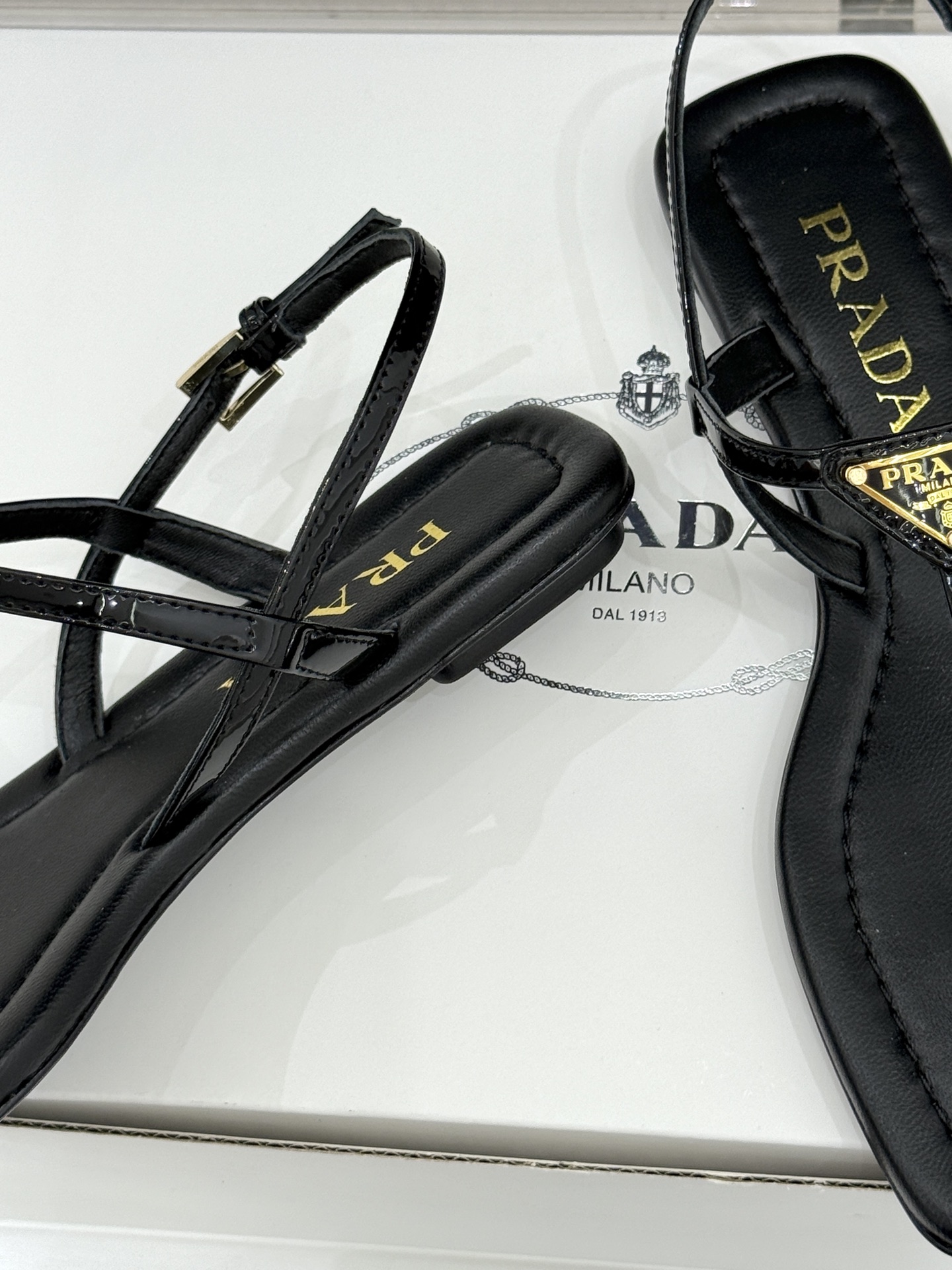 프라다(PRADA) 삼각 로고 플립플랍 샌들 신발