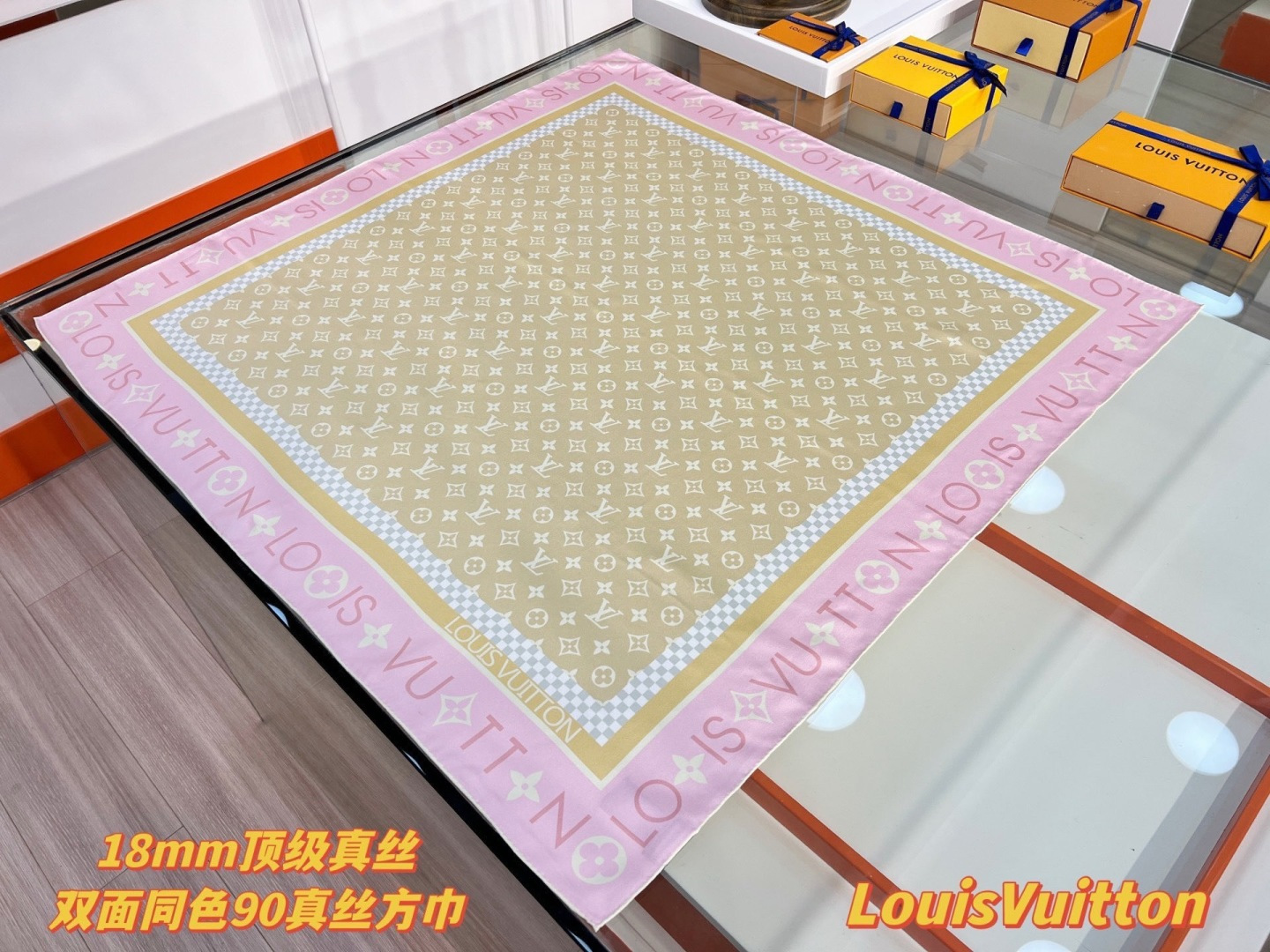 루이비통(LV) 모노그램 실루엣 실크 목도리 스카프