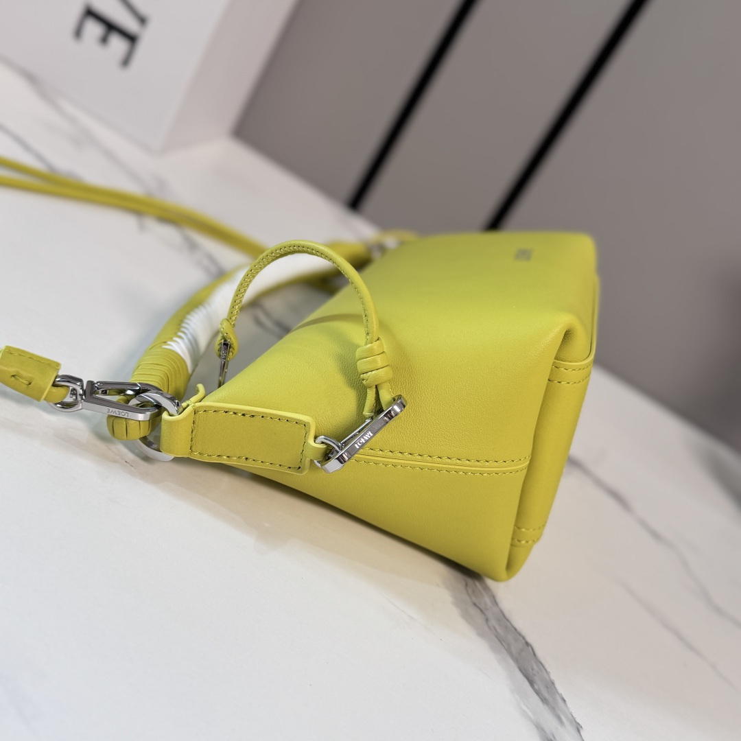 LOEWE 로에베 미니 소프트 나파 카프스킨 cala 칼라 백 가방 / 262616