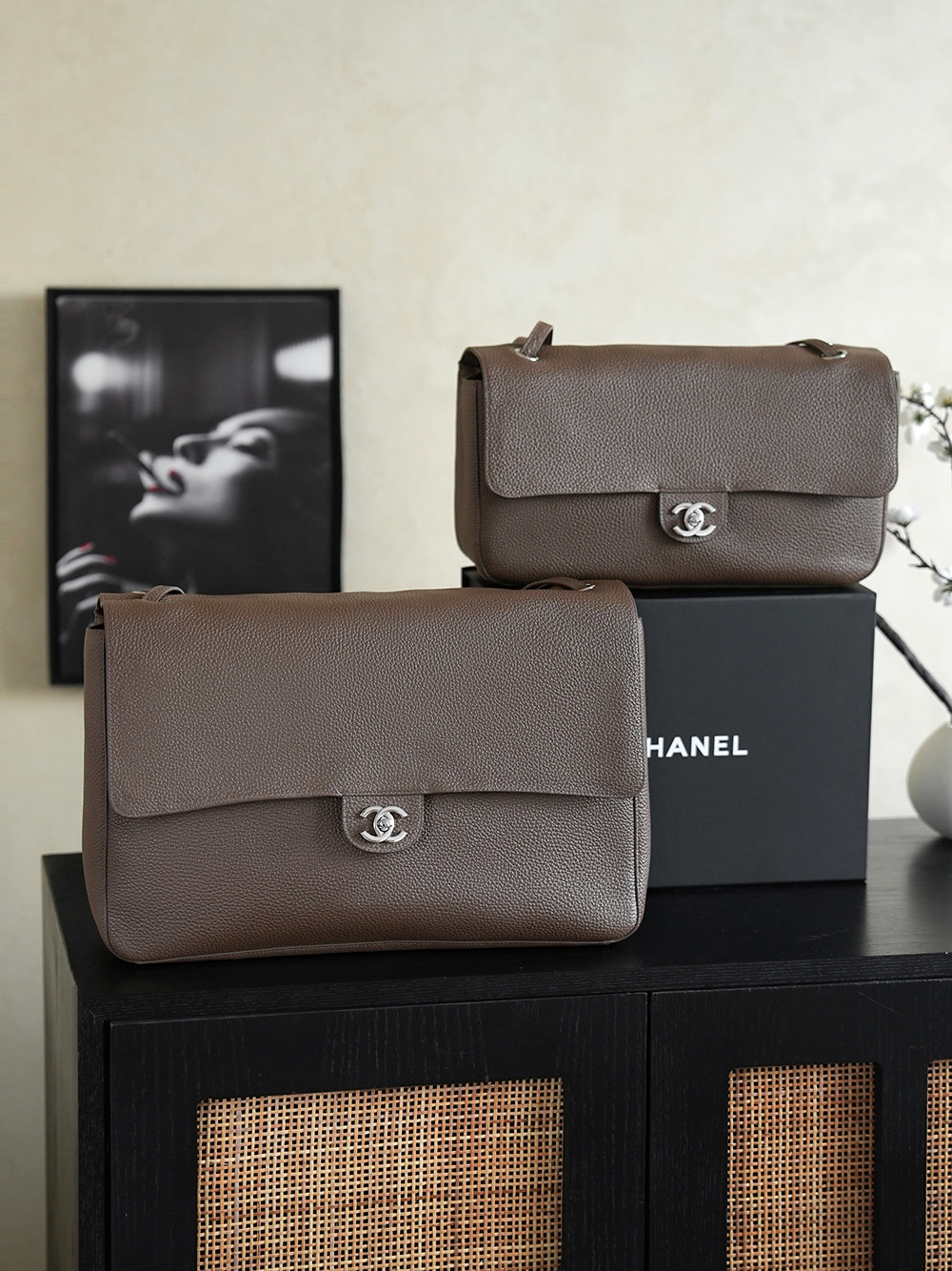 [CHANEL] 샤넬 26S 맥시 플랩 백 가방 AS6233