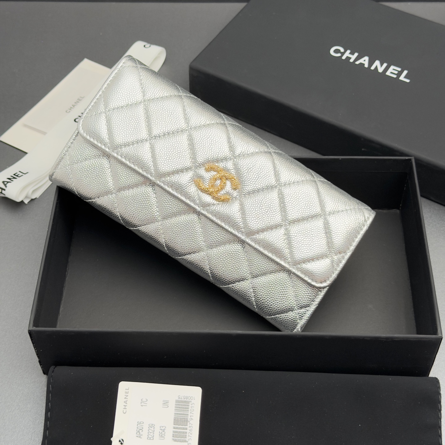 [Chanel] 샤넬 26SS 캐비어 멀티 젬스톤 플랩 장지갑