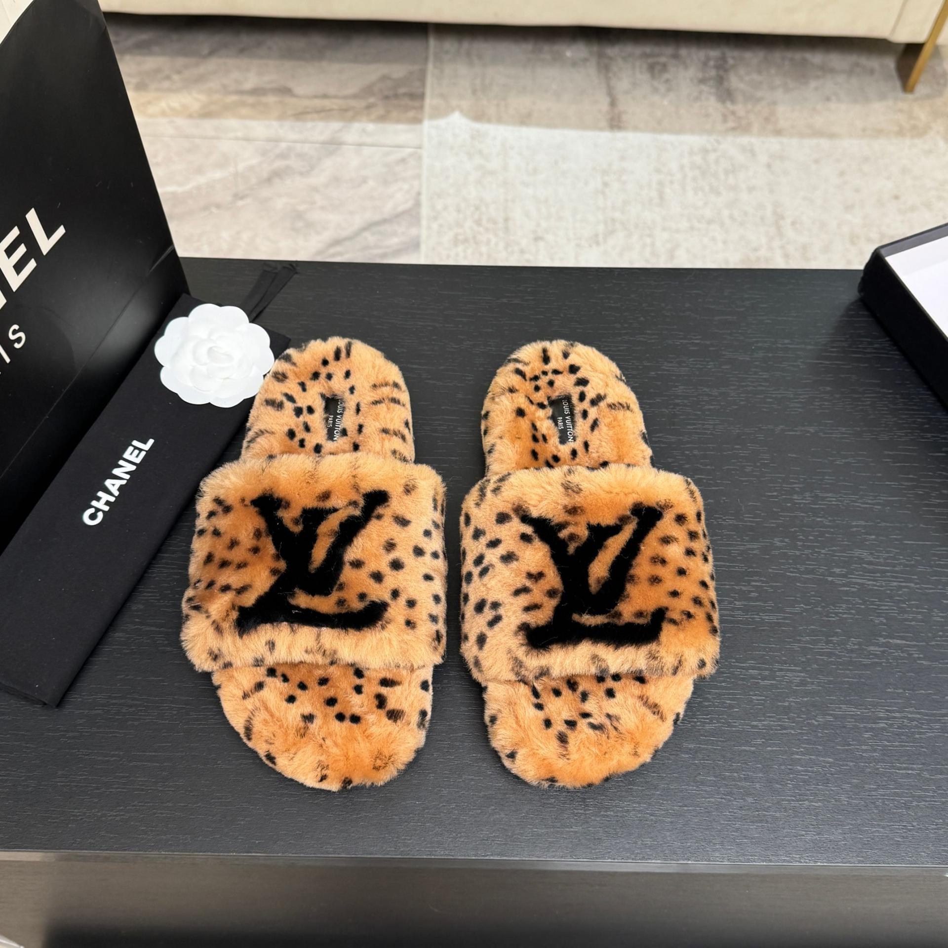 루이비통(LV) 시어링 퍼 슬리퍼 신발