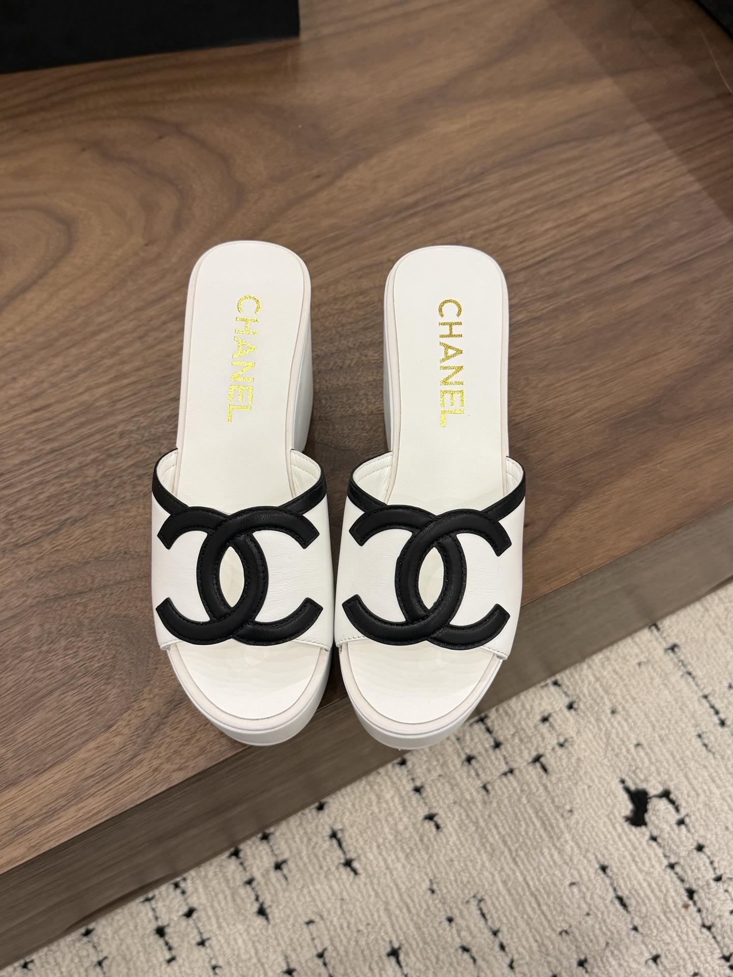 샤넬(CHANEL) 로고 플랫폼 웨지 슬리퍼 신발