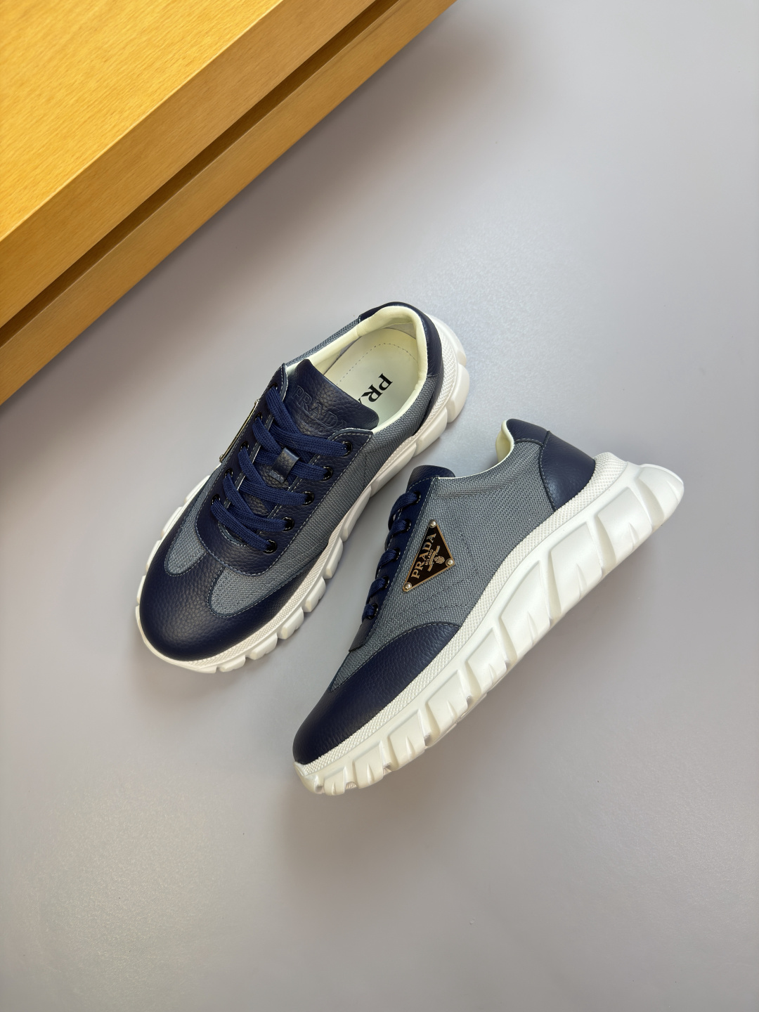PRADA 프라다 리치 소가죽 & 캔버스 스니커즈 신발