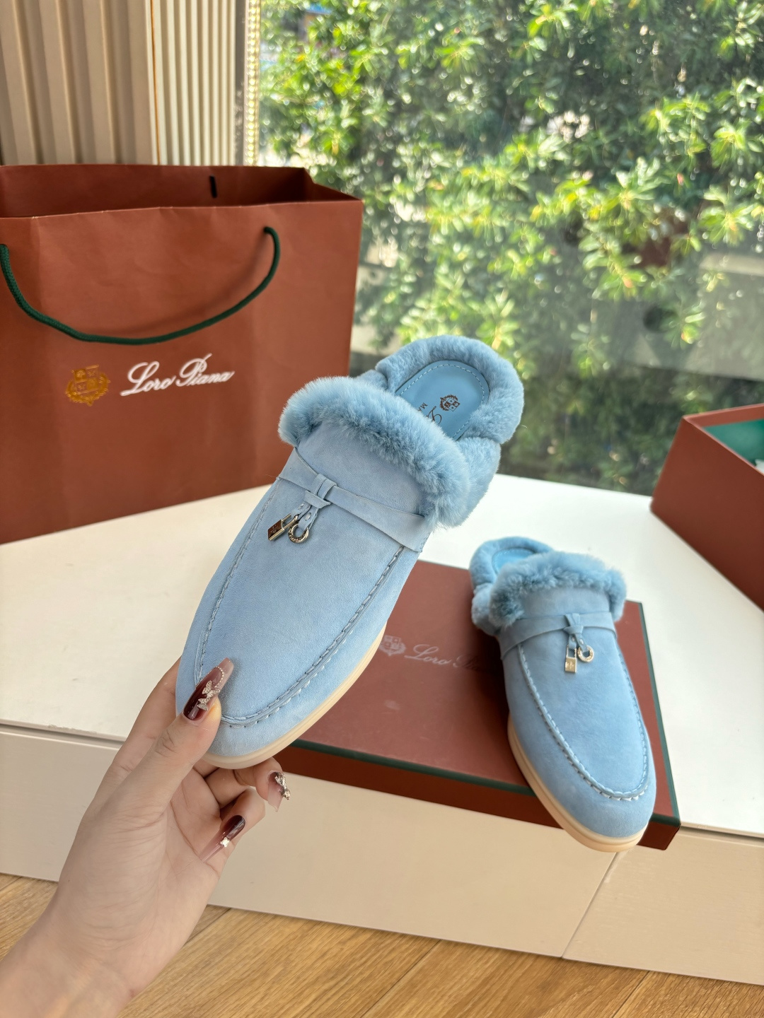 로로피아나(Loro Piana) 커플 퍼 트리밍 스웨이드 뮬 슬리퍼 신발