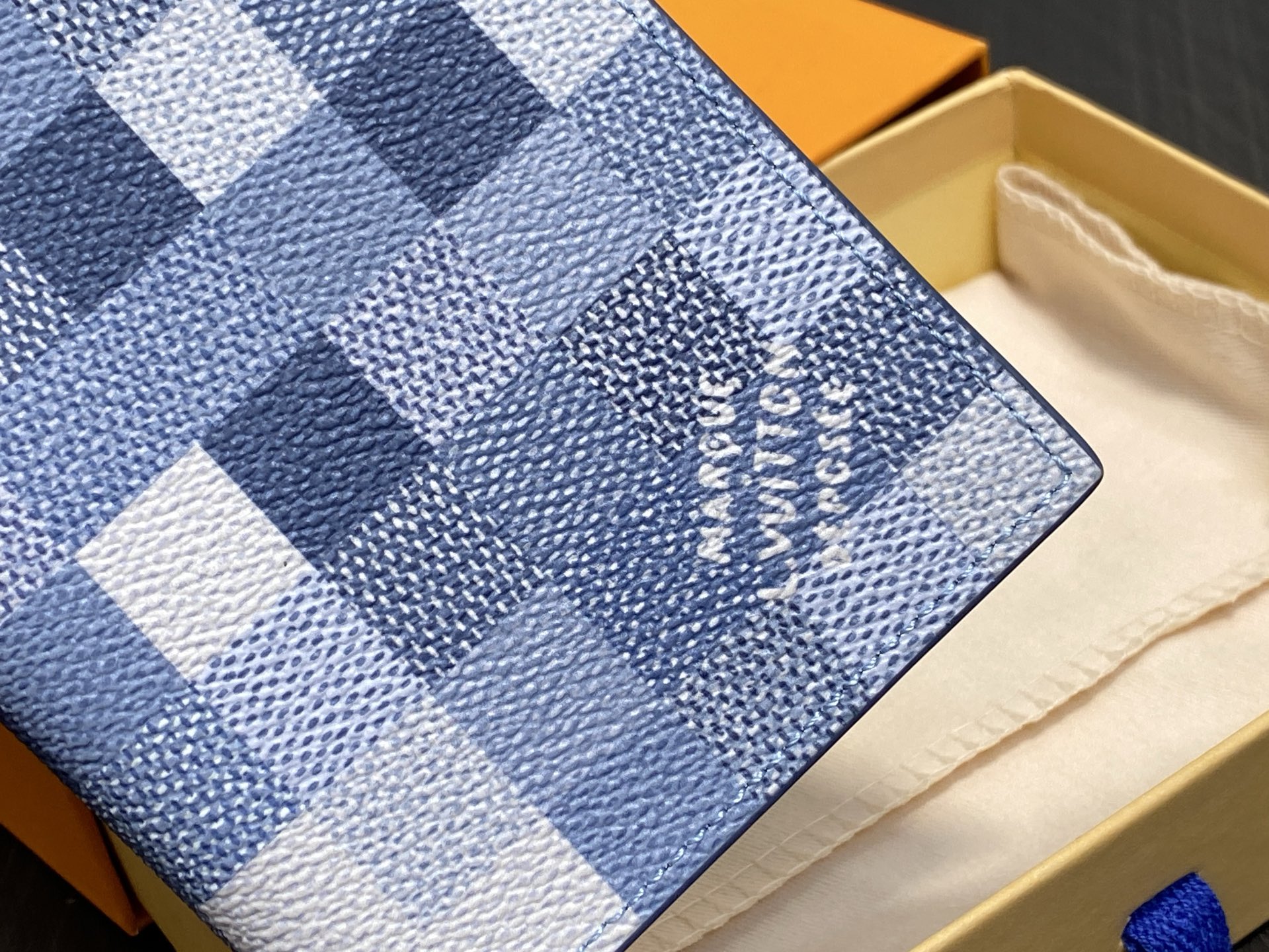 [Louis Vuitton] LV 루이비통 다모플라주 모자이크 패스포트 (블루) 여권 케이스 지갑