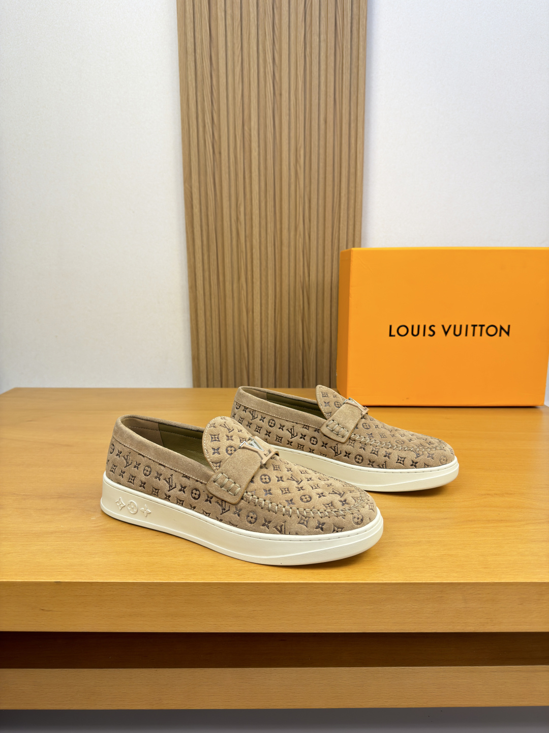 [Louis Vuitton] LV 루이비통 프리미엄 스웨이드 엠보싱 메탈버클 캐주얼 로퍼 신발
