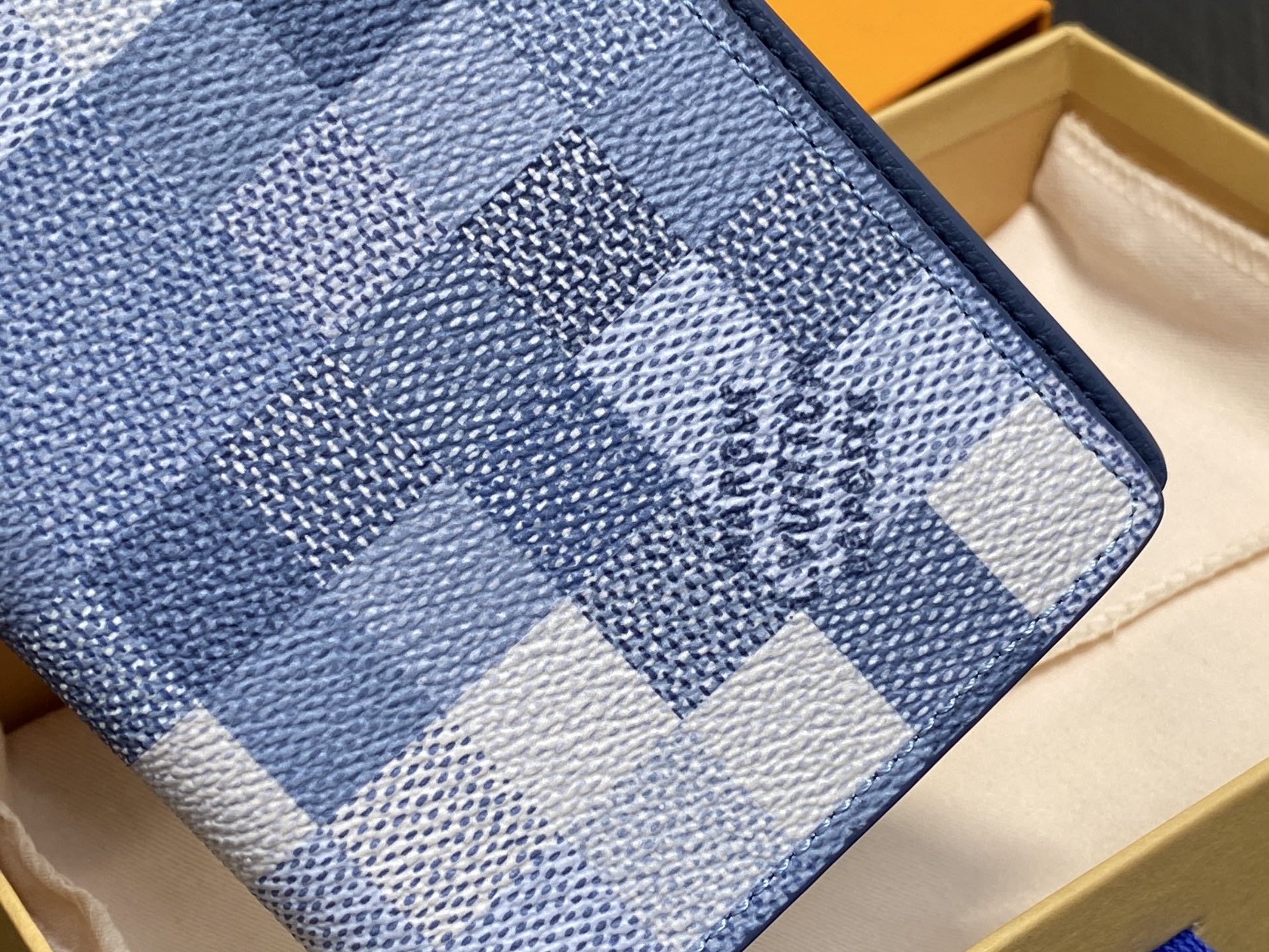 [Louis Vuitton] LV 루이비통 모노그램 마자이크 브라자 월릿 (블루) 지갑