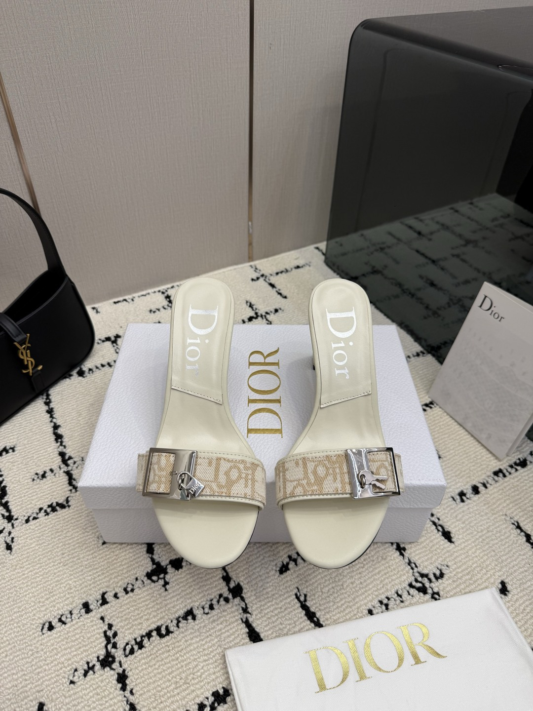 디올(DIOR) 로고 버클 뮬 힐 샌들 신발