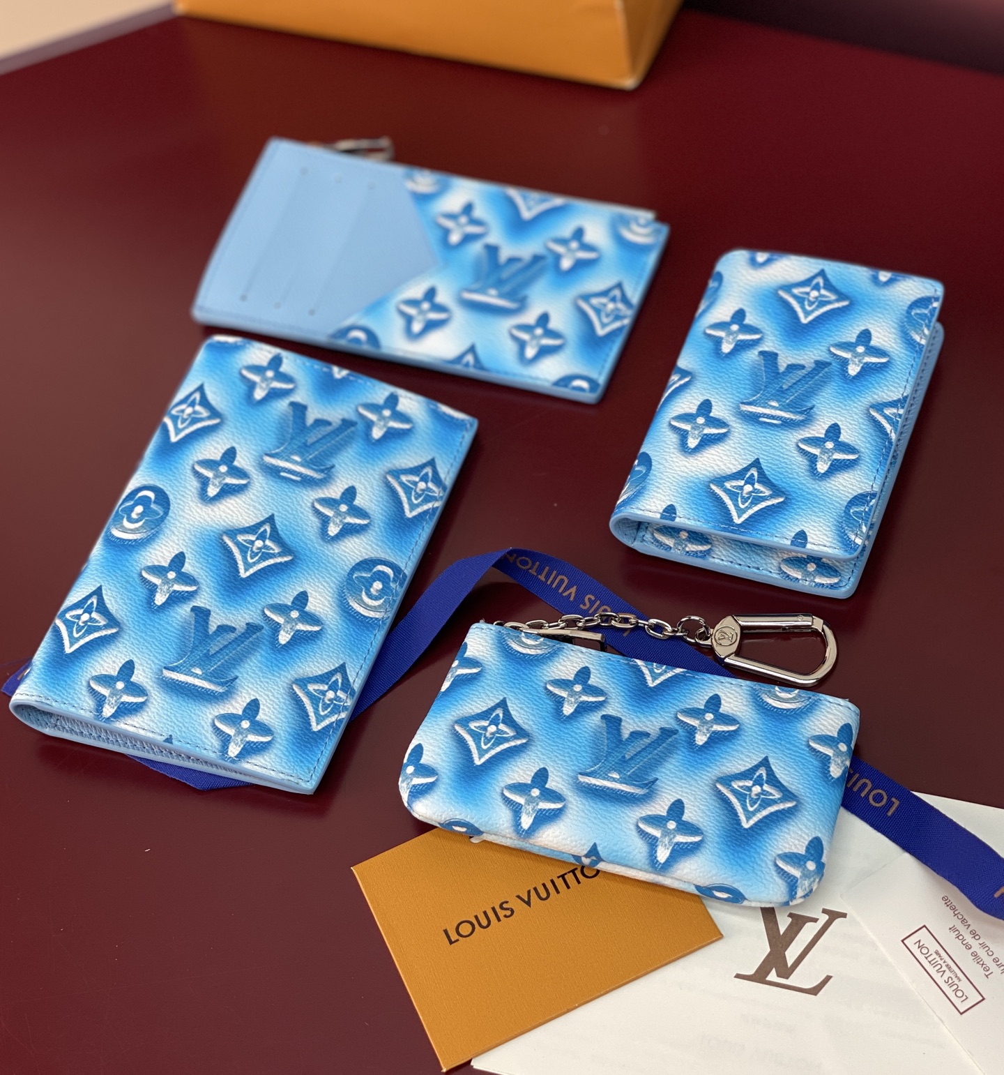 [Louis Vuitton] LV 루이비통 타이가 모노그램 코인 카드 홀더 (코튼 블루) 지갑