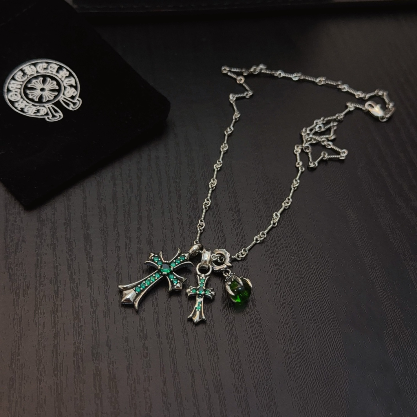 크롬하츠(CHROME HEARTS) 세이프티 핀 그린 스톤 크로스 목걸이 악세사리