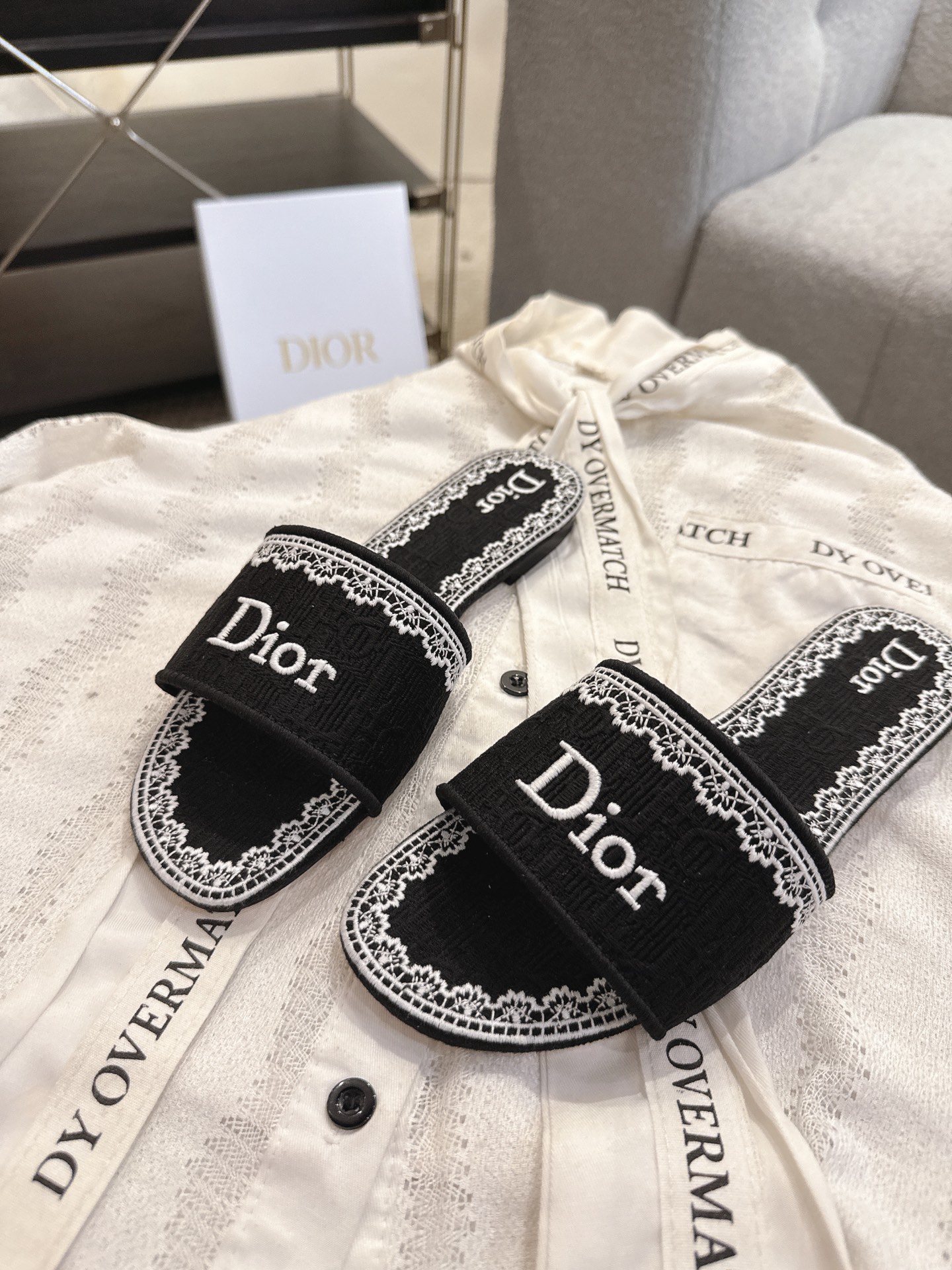 디올(DIOR) 플라워 자수 로고 슬라이드 슬리퍼