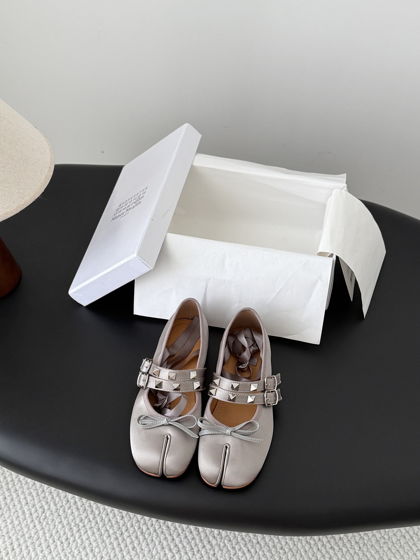 메종 마르지엘라(Maison Margiela) 타비 스터드 스트랩 발레리나 플랫 신발