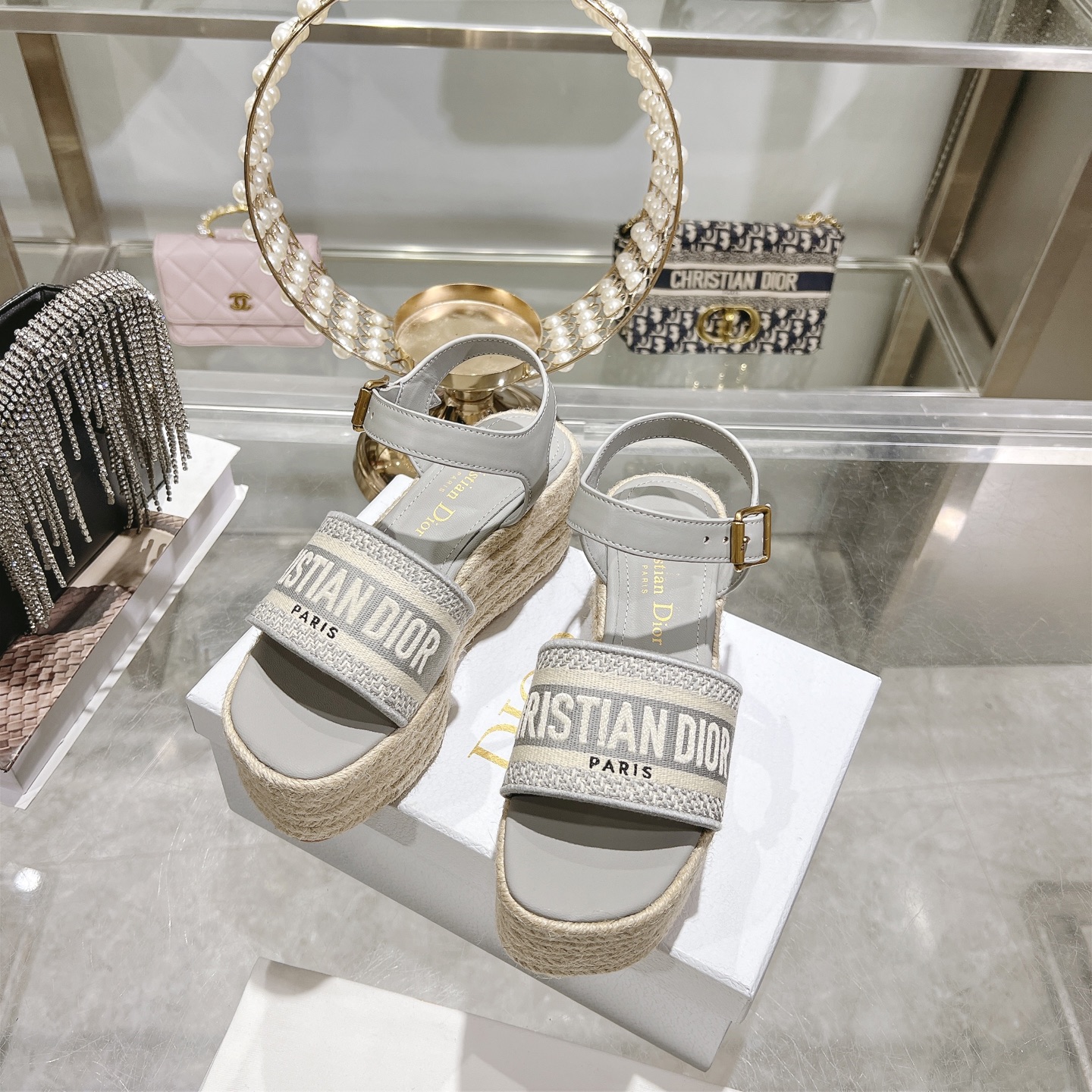 디올(DIOR) Dway 로고 밴드 앵클 스트랩 웨지 샌들 신발