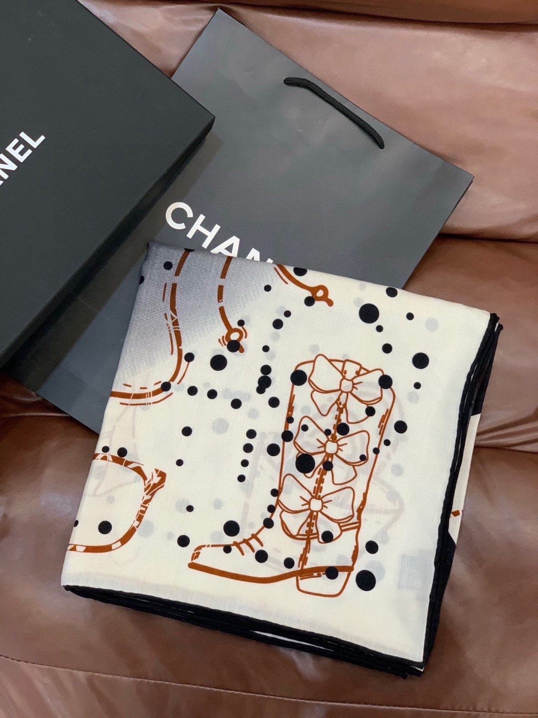 샤넬(CHANEL) 양면 벨벳 캐시미어 실크 목도리 스카프