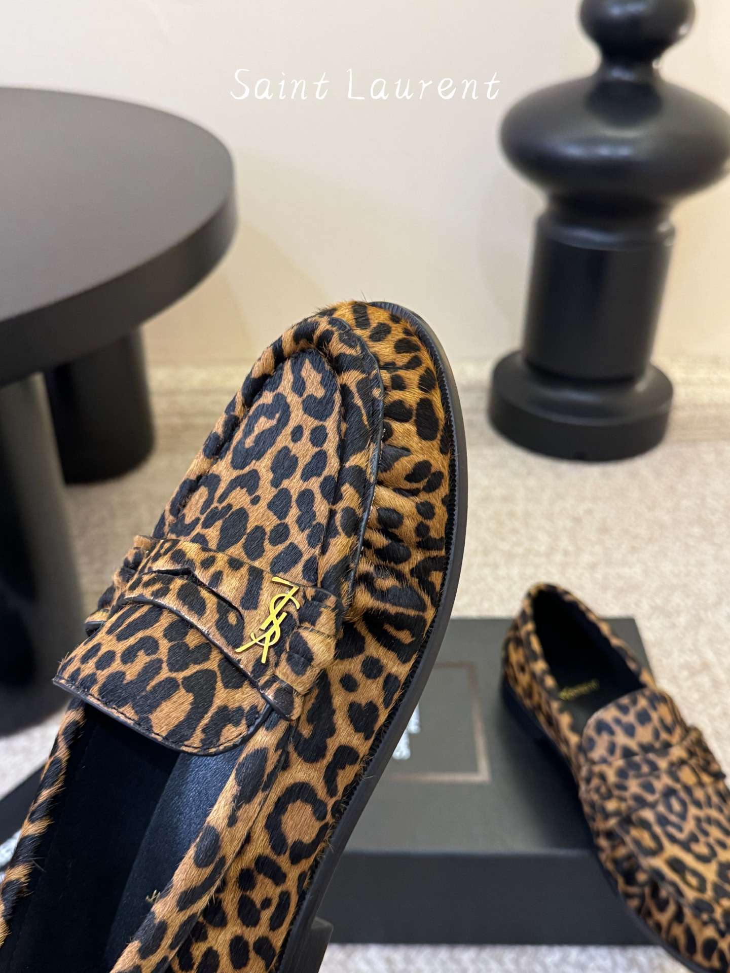 생로랑(SAINT LAURENT) 카프 레더 페니 로퍼 신발