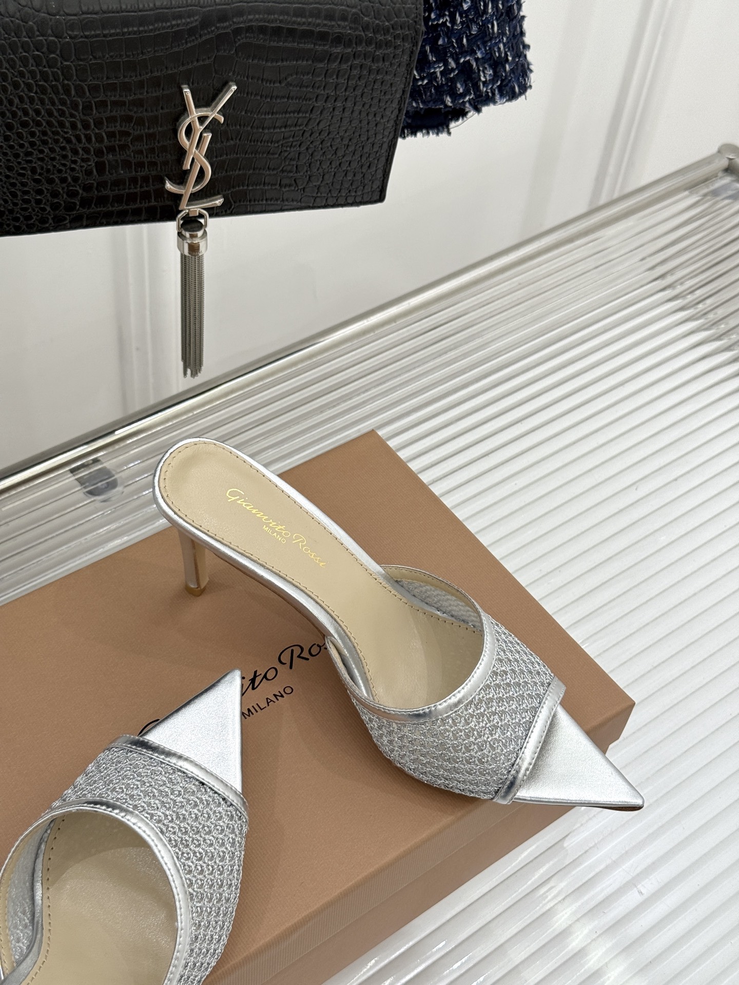 잔비토 로시(Gianvito Rossi) 미니멀 포인티드 힐 슬리퍼 신발