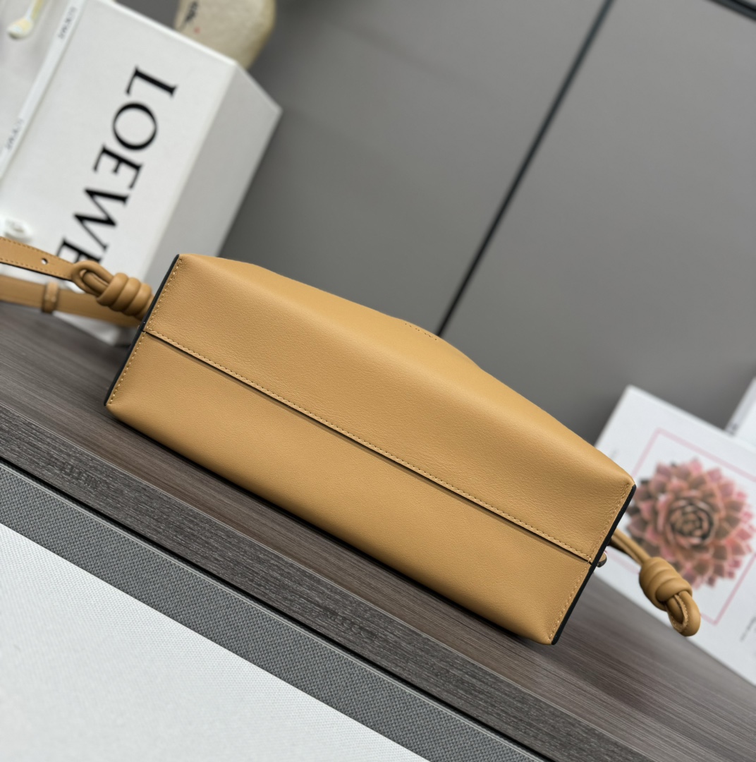 LOEWE 로에베 Flamenco 플라멩코 나파 카프스킨 숄더/클러치백 (미디엄) 가방 / 262386