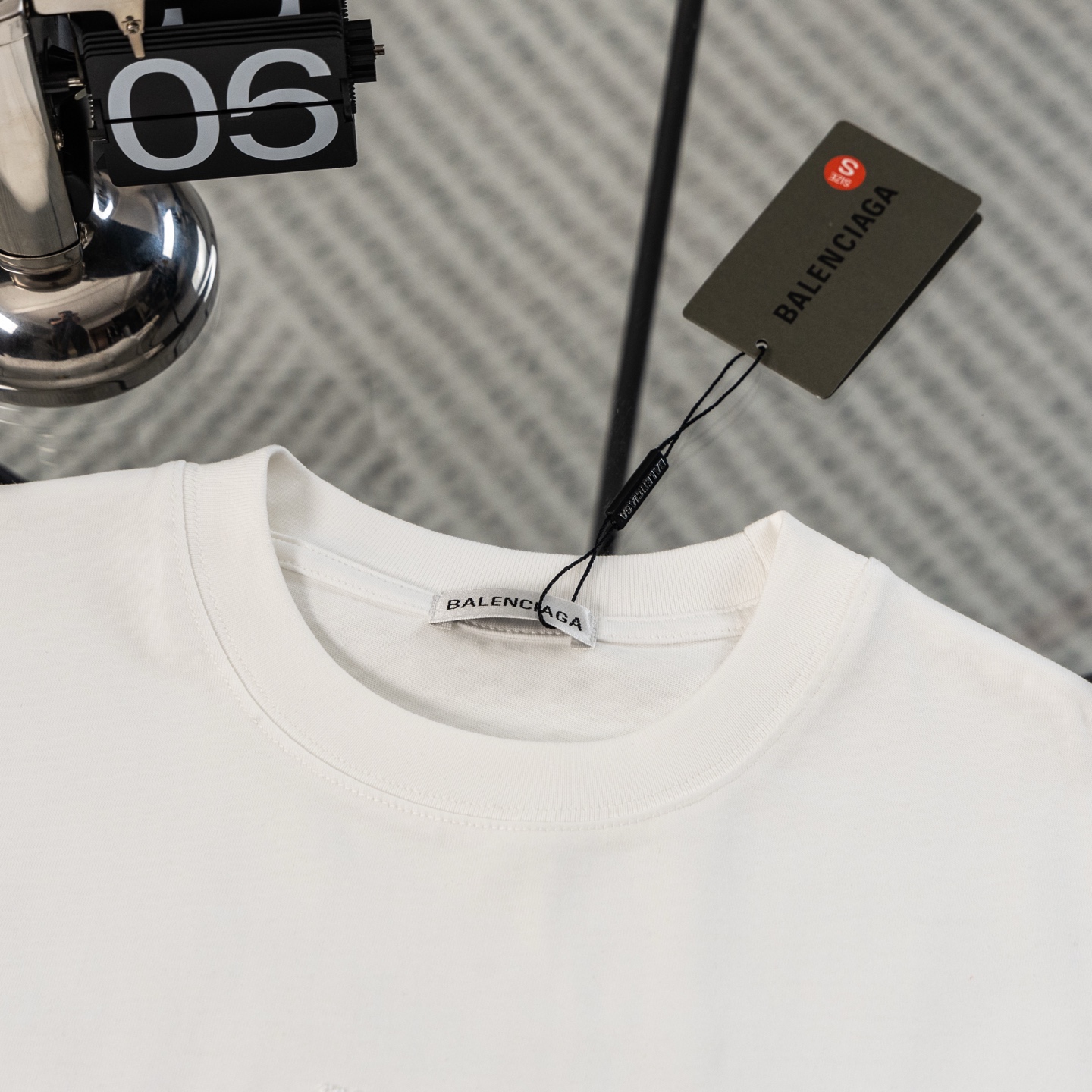 발렌시아가(BALENCIAGA) 픽셀 자수 반팔 티셔츠 의류