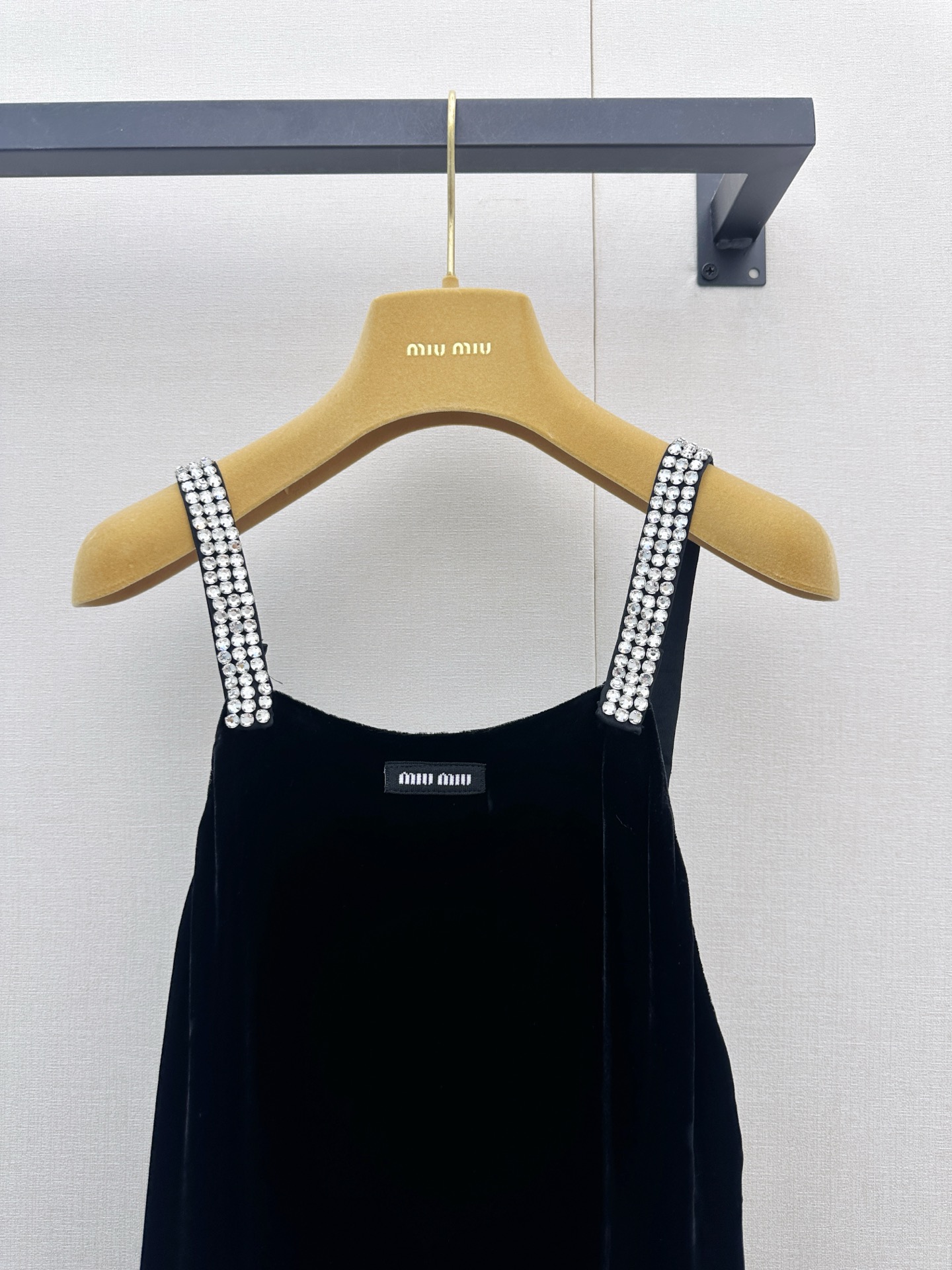 미우미우(MIUMIU) 크리스탈 스트랩 벨벳 슬립 드레스 상의 의류