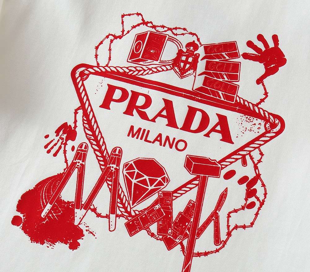 프라다(PRADA) 아트워크 로고 프린트 반팔 티셔츠 상의 의류
