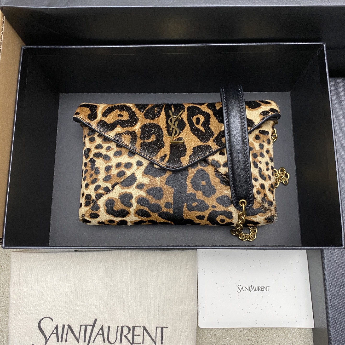YSL 생로랑 카산드라(Cassandre) 스몰 레오파드 클러치/엔벨로프 백 가방