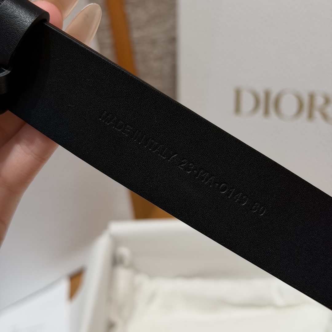 디올(DIOR) 리버서블 카프스킨 앤티크 핀 버클 벨트