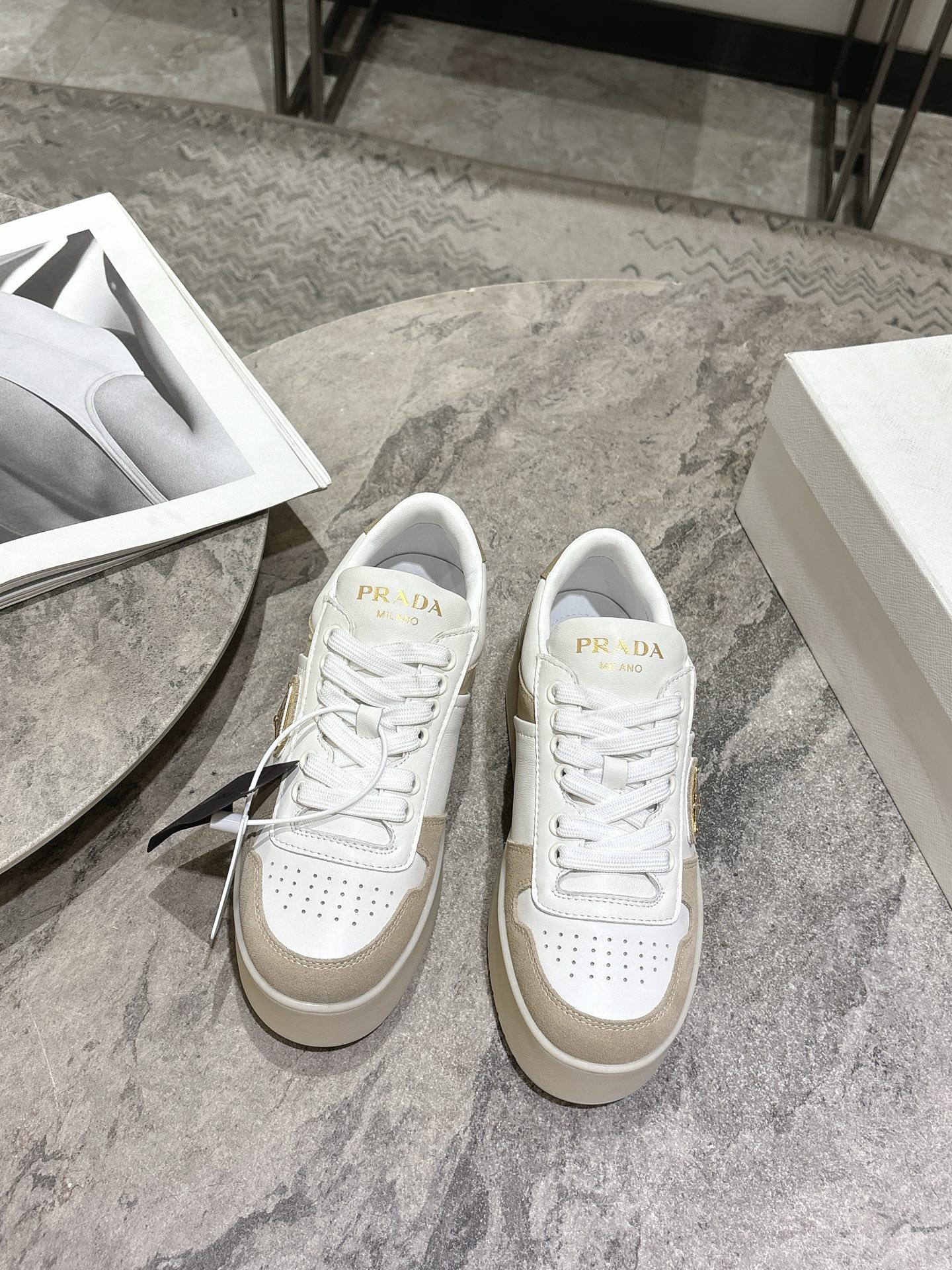 프라다(PRADA) 삼각 로고 플랫폼 스니커즈 신발