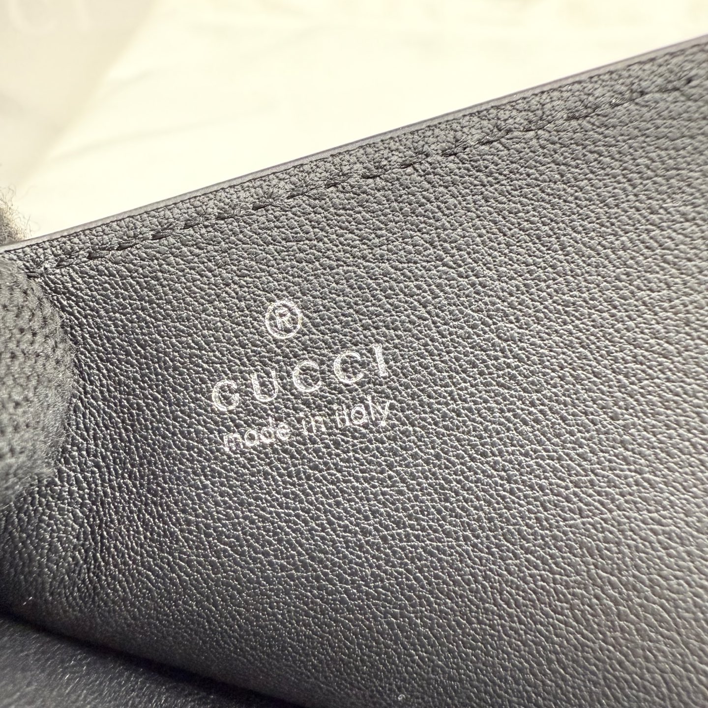 GUCCI 구찌 제너레이션 구찌(Generation Gucci) - 퍼포레이티드 GG 컴팩트 카드 지갑