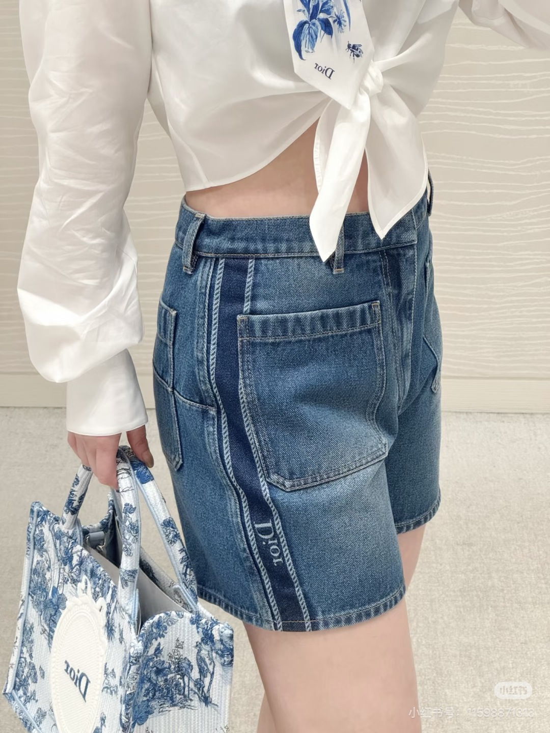 디올(DIOR) 워싱 로고 자수 데님 반바지 하의 의류