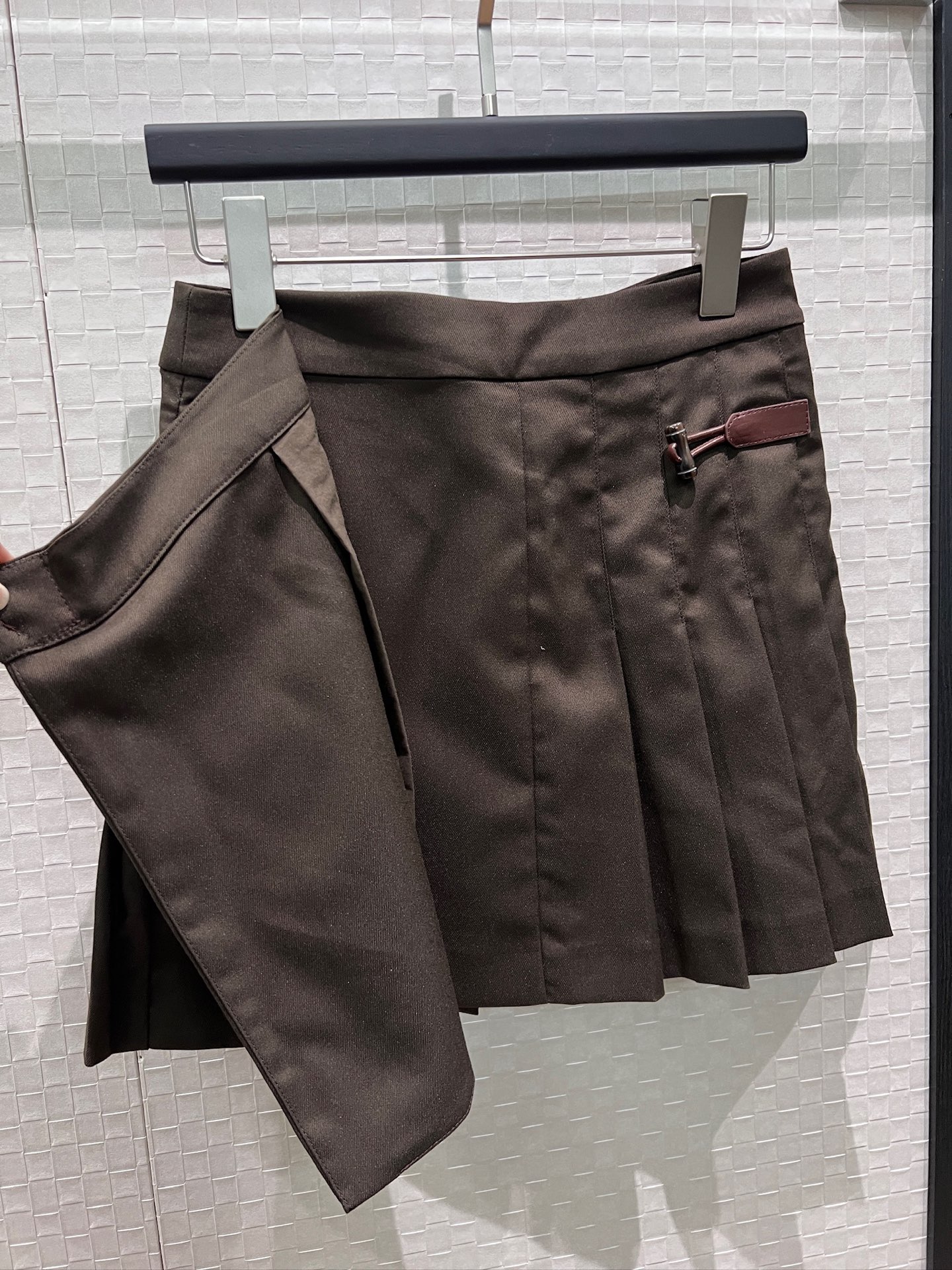 [Loewe] 로에베 26SS 비대칭 레더 버클 플리츠 스커트 치마 의류