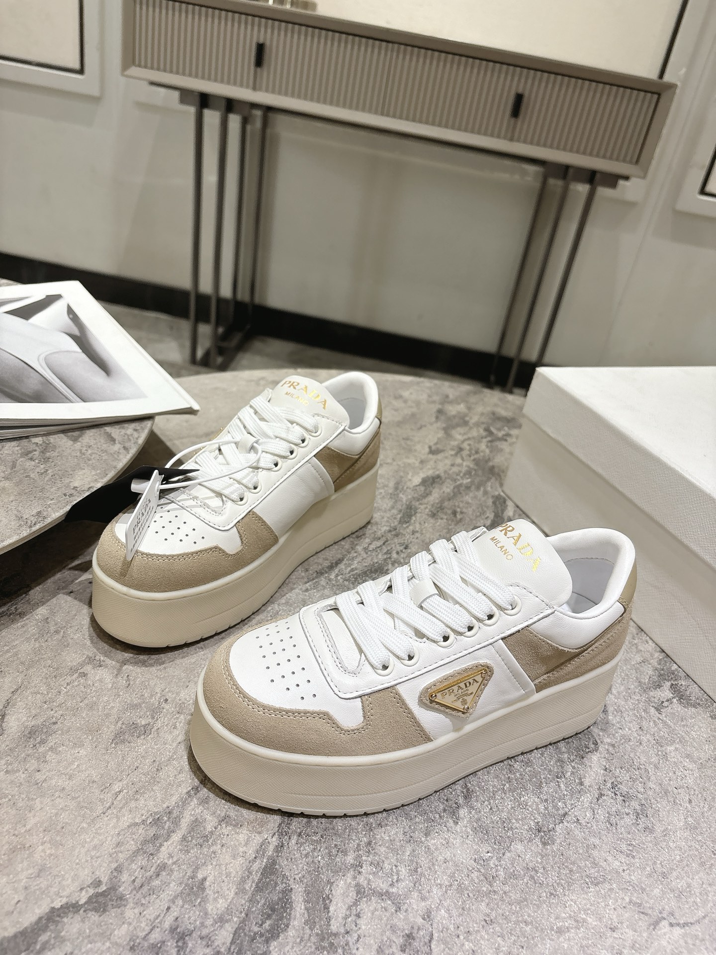 프라다(PRADA) 삼각 로고 플랫폼 스니커즈 신발