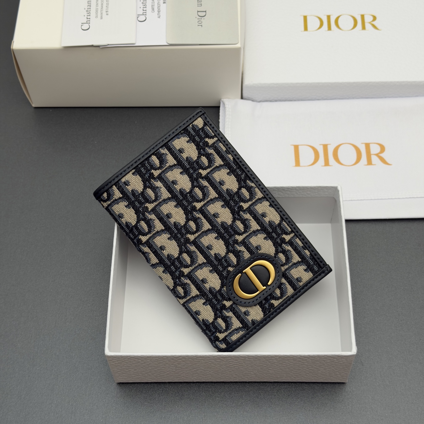 [Dior] 디올 30 Montaigne 몽테인 블루 오블리크 패스포트 홀더 지갑