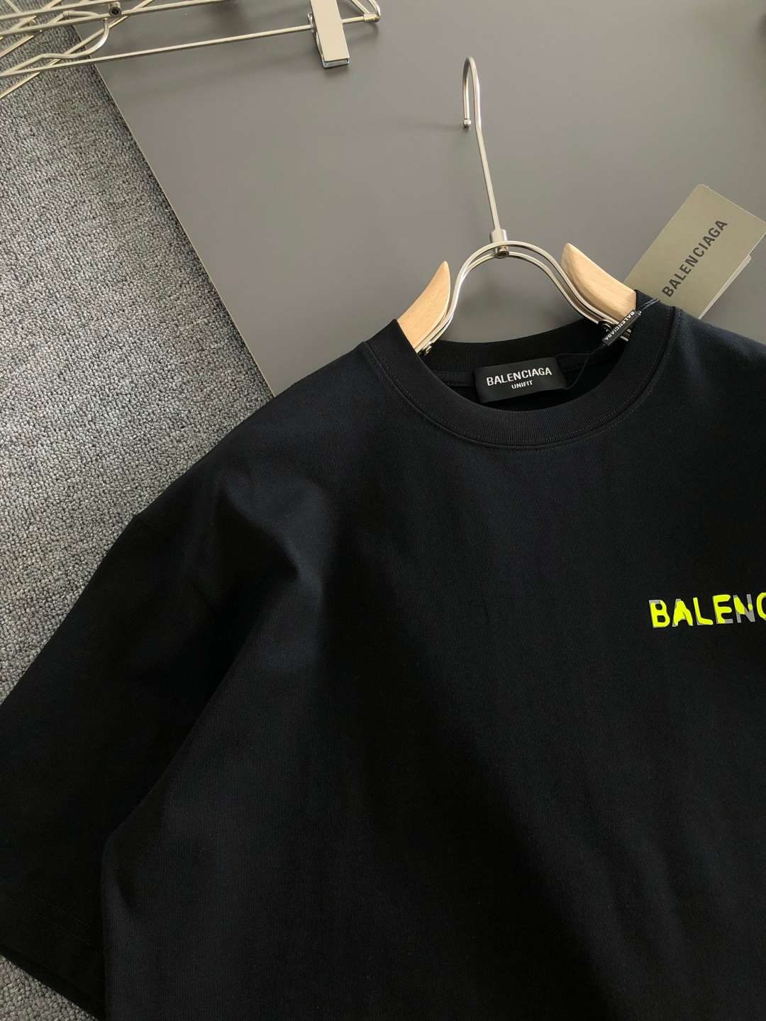 발렌시아가(BALENCIAGA) 그래픽 프린트 반팔 티셔츠 상의 의류