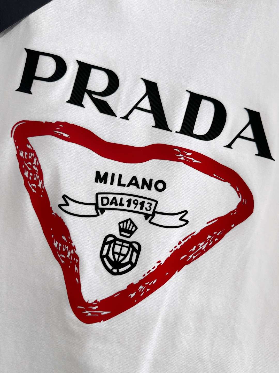 프라다(PRADA) 삼각 로고 그래픽 프린트 반팔 티셔츠 상의 의류