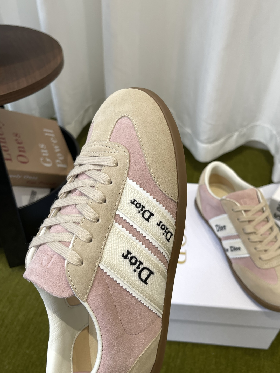 디올(DIOR) 리본 레터링 스웨이드 독일군 스니커즈 신발