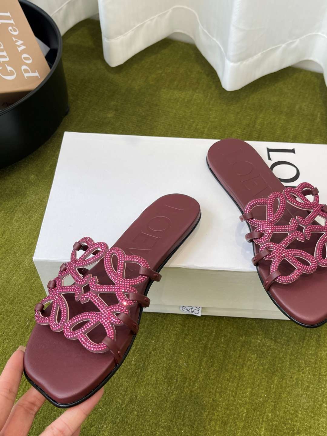 로에베(LOEWE) 라인스톤 스퀘어토 플랫 슬리퍼 신발