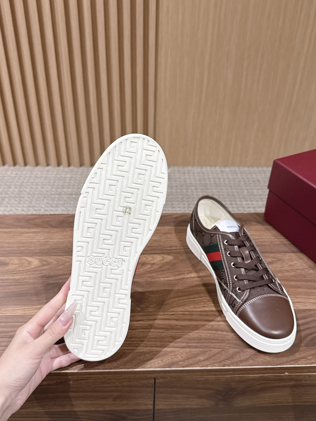 구찌(GUCCI) GG 엠보싱 로우탑 스니커즈 신발