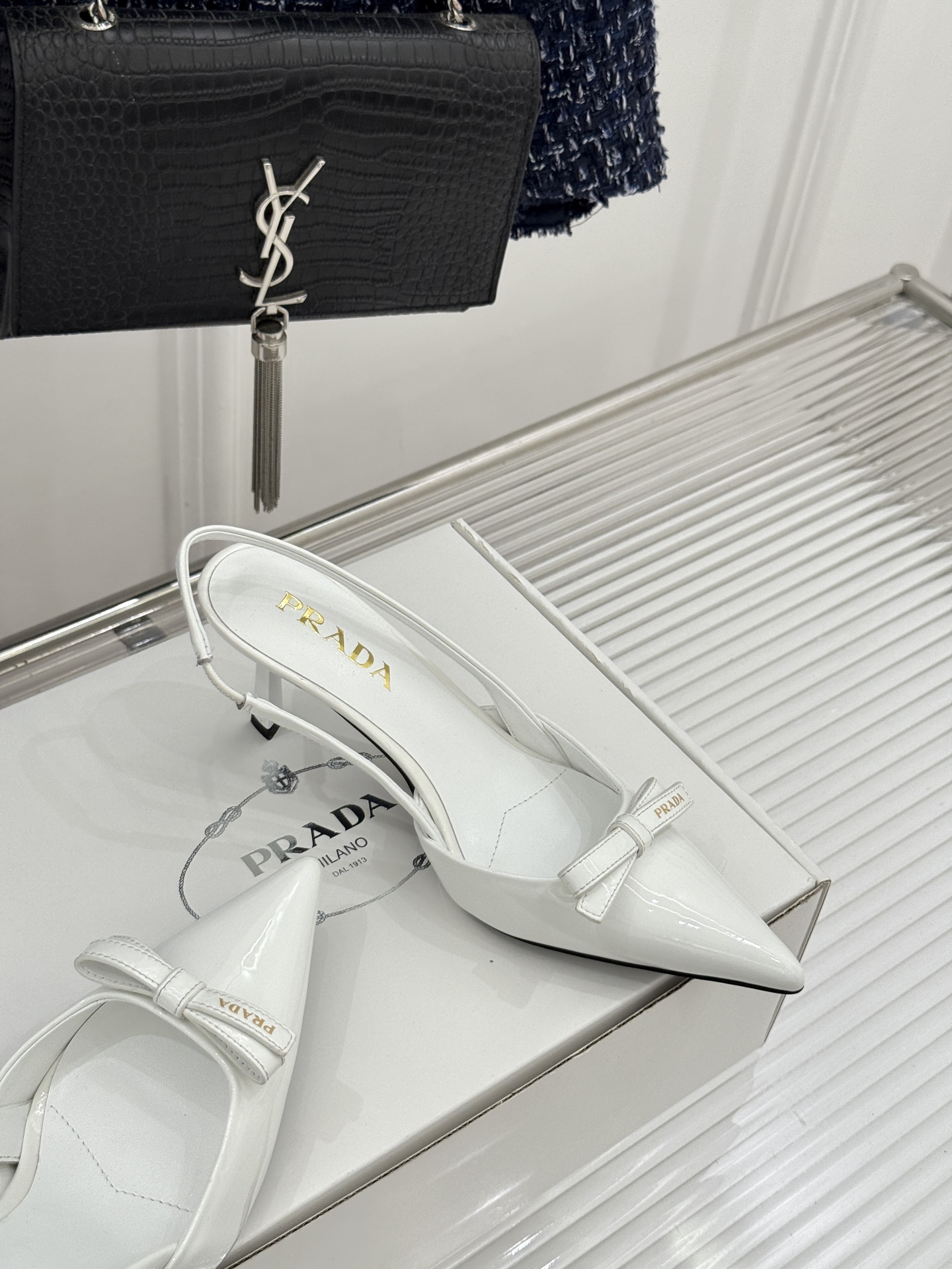 프라다(PRADA) 포인티드 슬링백 힐 신발