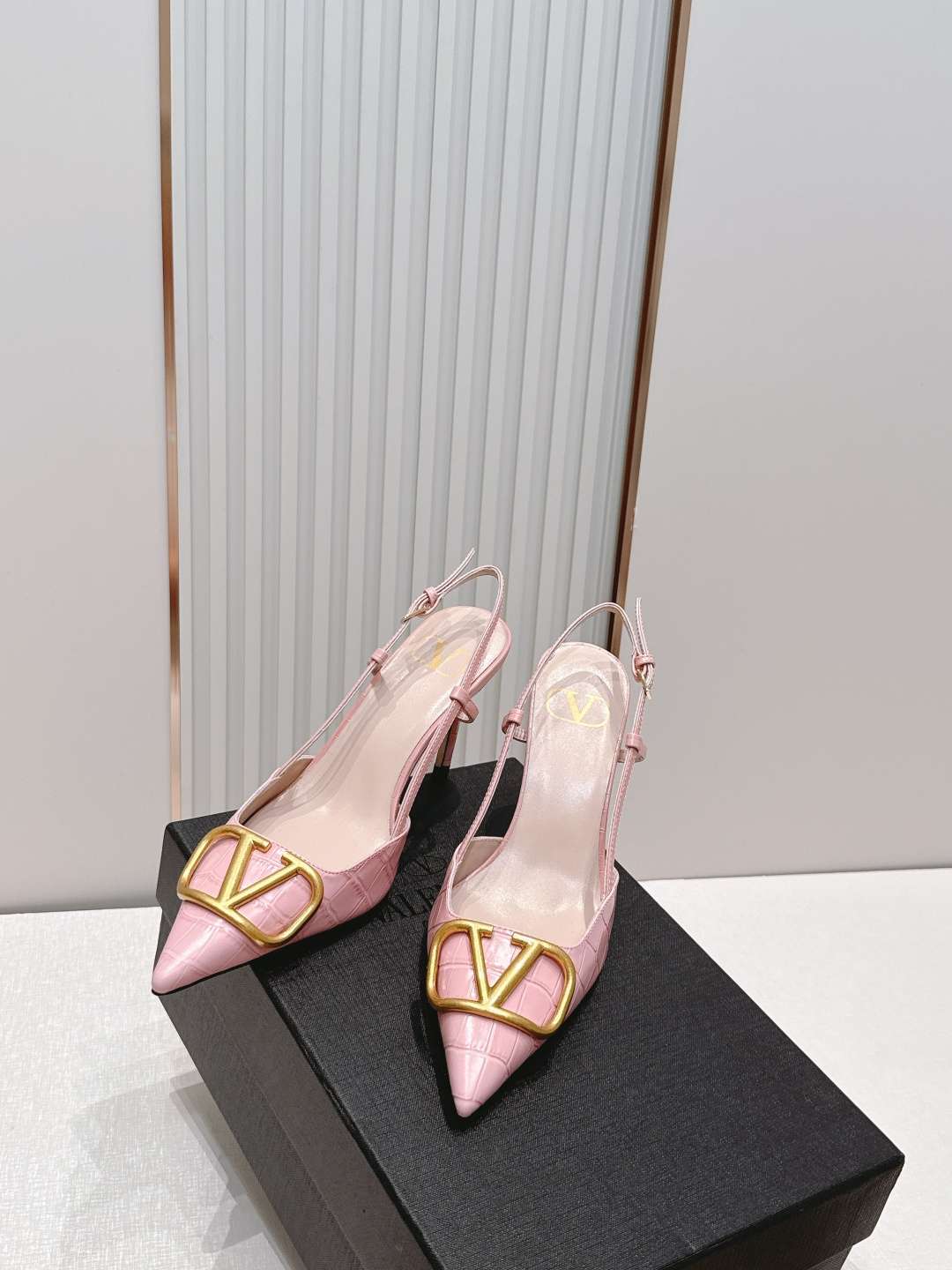 발렌티노(VALENTINO) 시그니처 슬링백 하이힐 신발