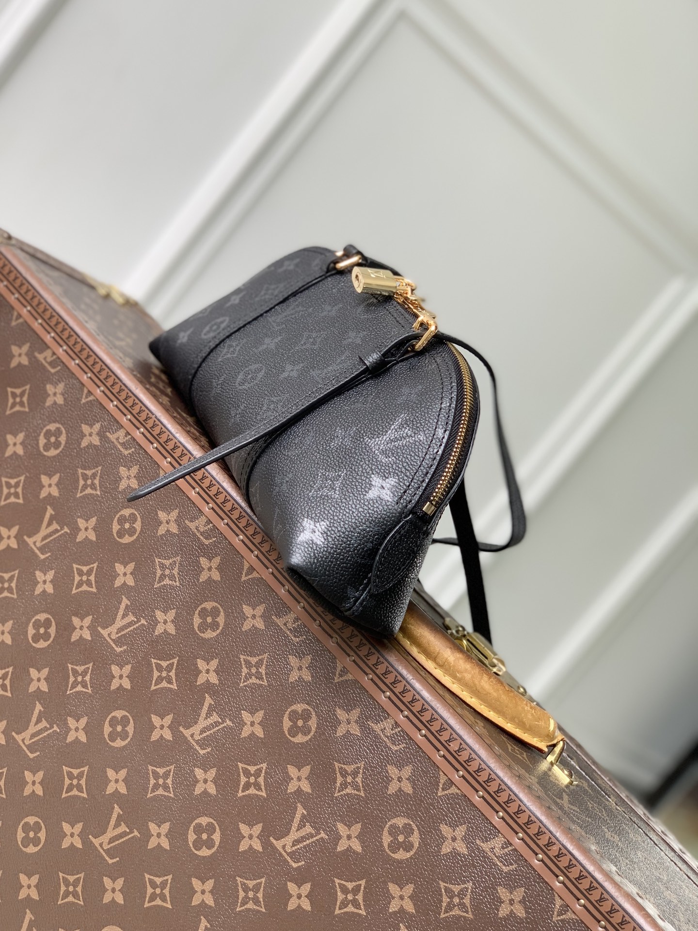 LOUIS VUITTON LV 루이비통 스콰이어 이스트-웨스트 백 (모노그램 잉크) 가방